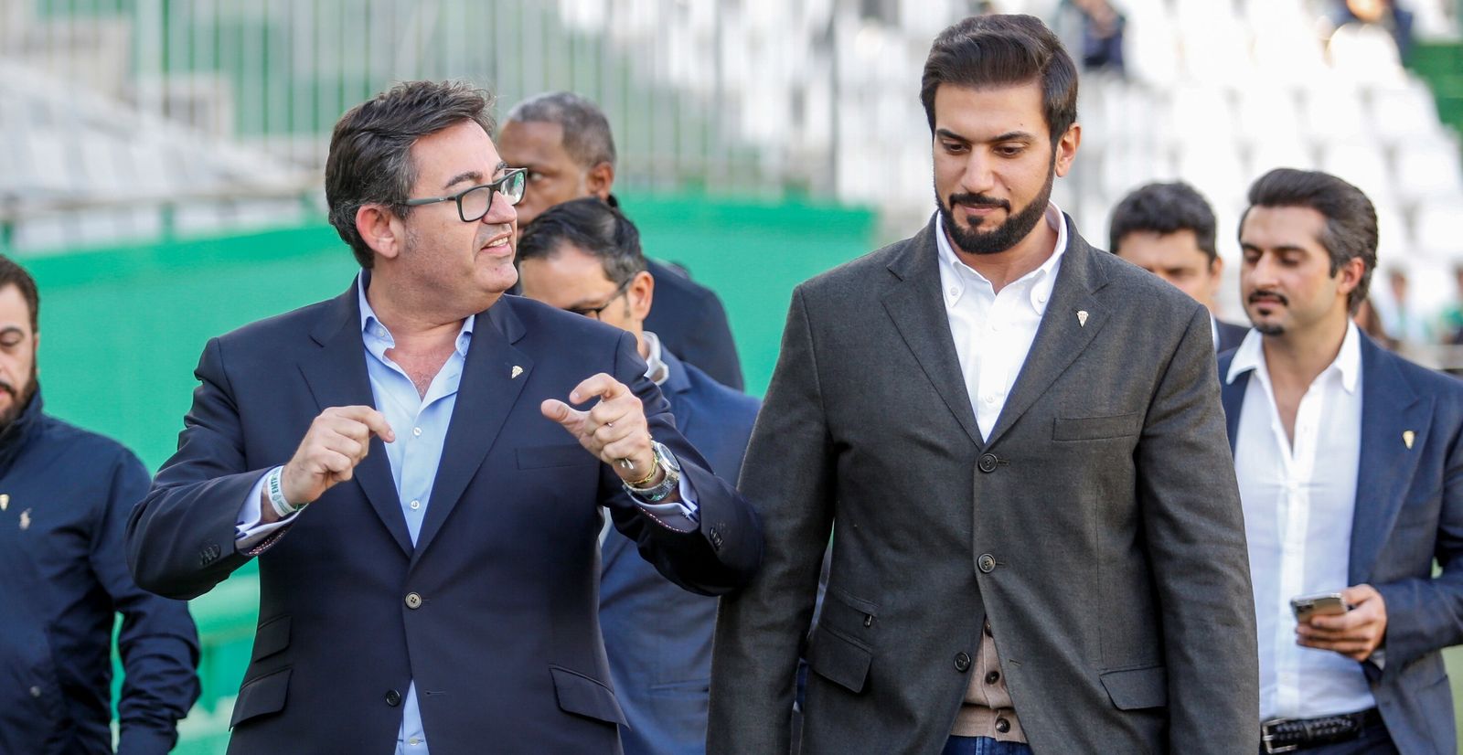 Javier González Calvo converse con Abdulla Al Zain, en una de sus visitas a El Arcángel.