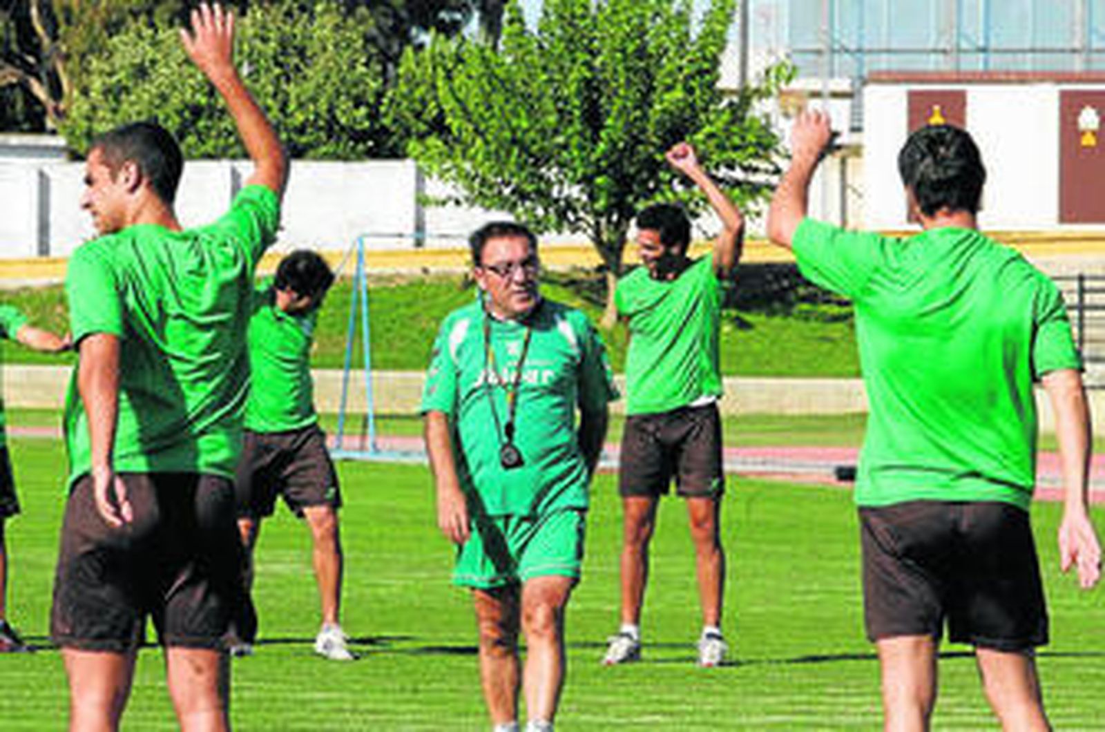 Pepe Carrete (c) dirige el primer entrenamiento del conjunto verdiblanco.