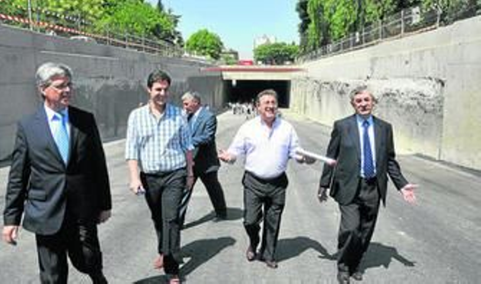 El alcalde de Sevilla, Juan Ignacio Zoido, visitó las obras del túnel subterráneo de Bueno Monreal junto a otros concejales.
