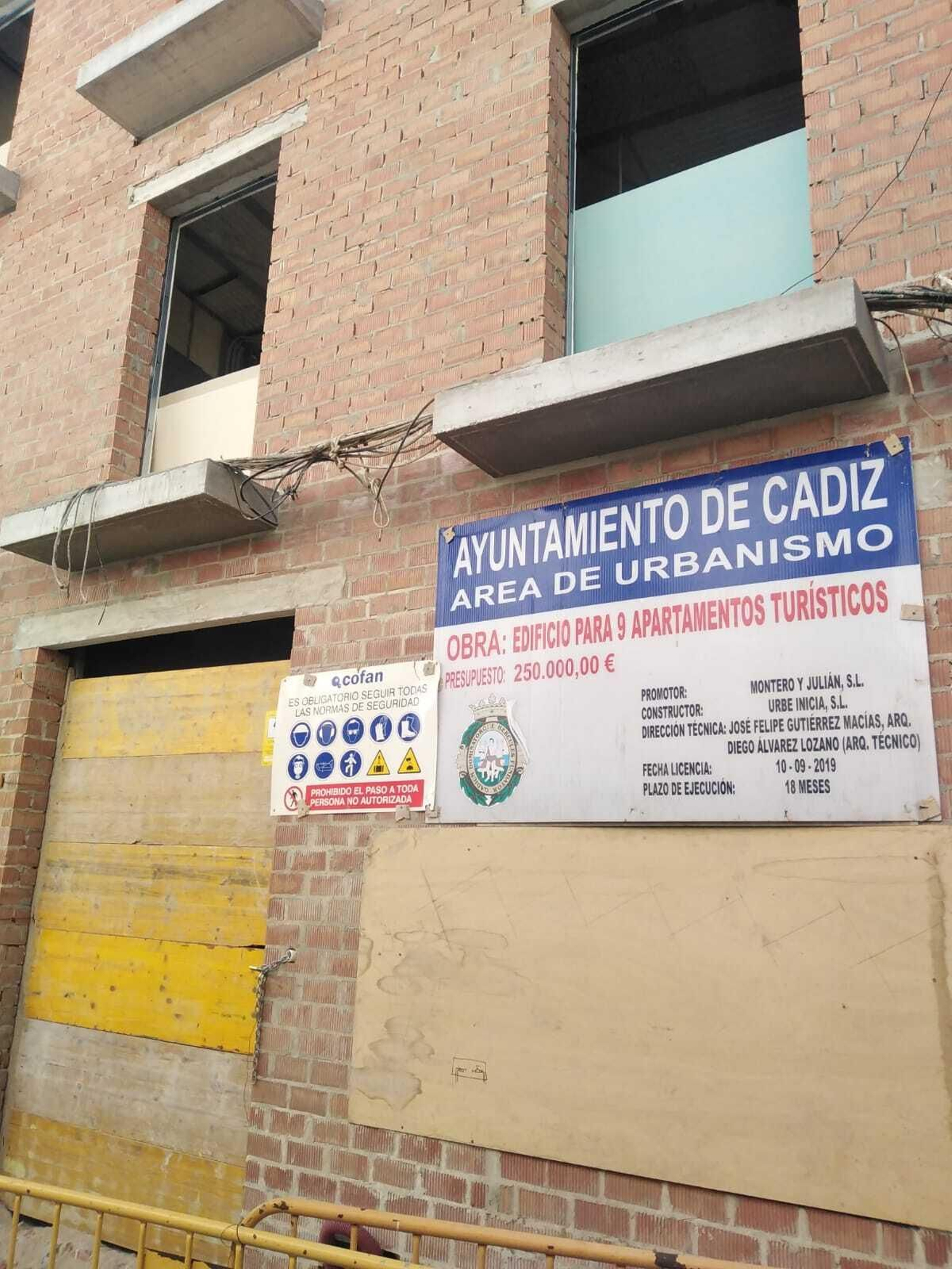 Otro edificio de apartamentos  turísticos en construcción en el barrio de La Viña.