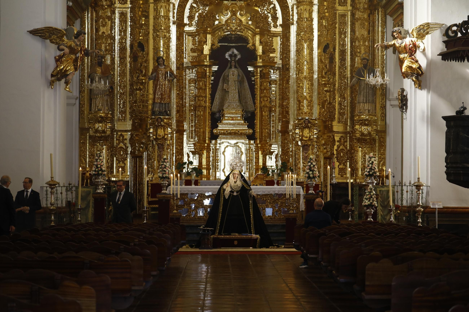 Las mejores fotos del besamanos de la Virgen de la Quinta Angustia de Córdoba