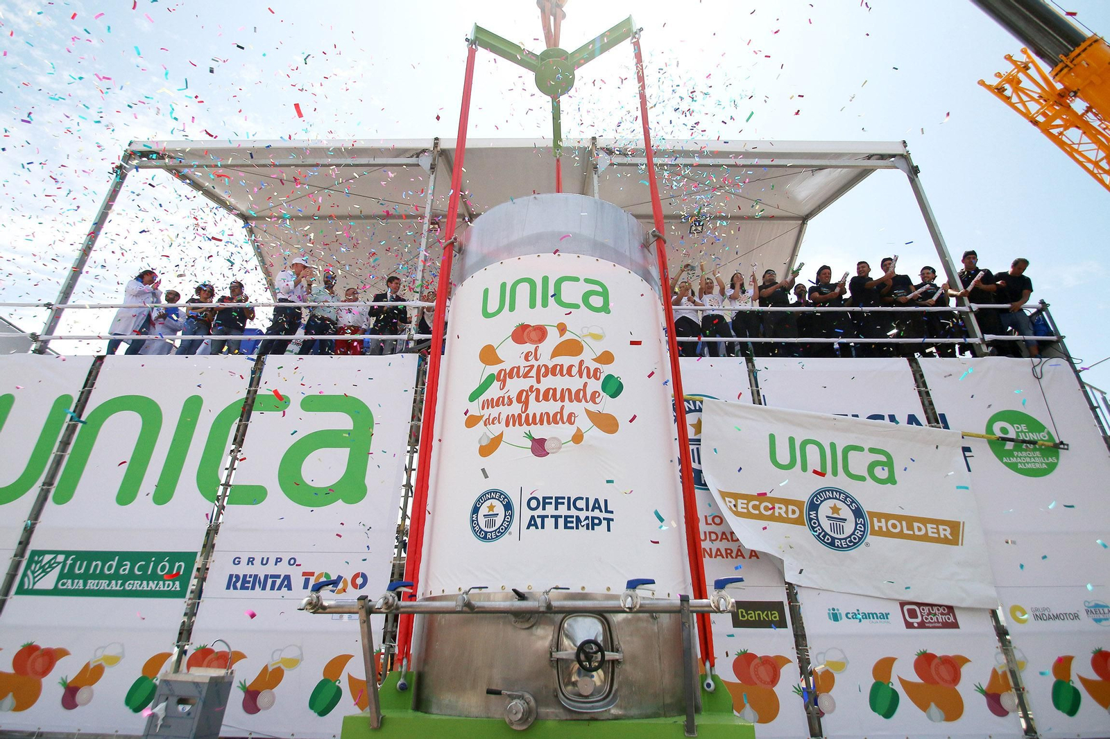 Fotogalería del récord Guinnes del gazpacho más grande del mundo