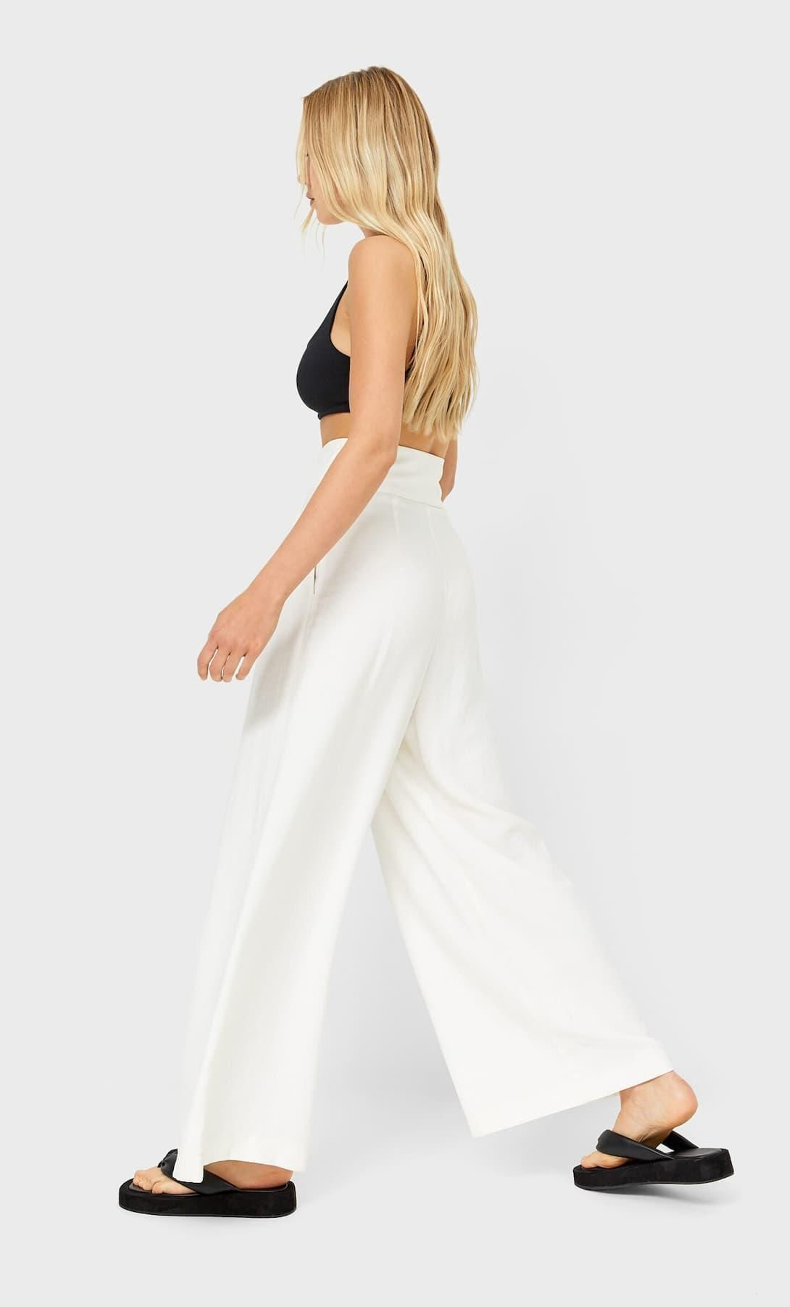 El pantalón blanco de Stradivarius.