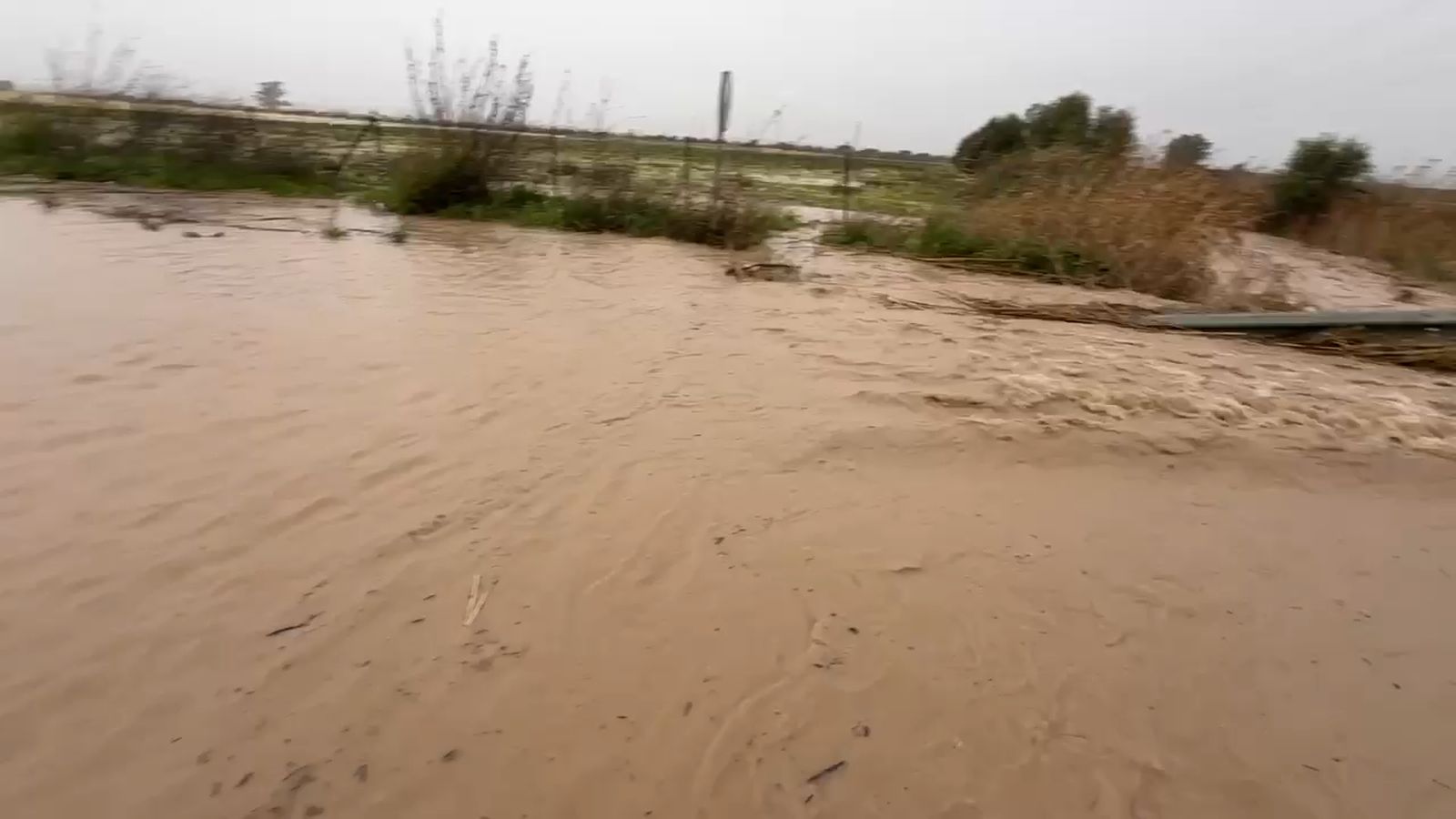 El agua anega la CA-4103 en Jerez