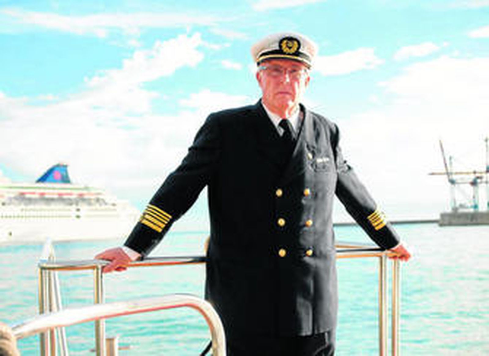 Enrique Bianchi, con su uniforme de capitán, posa a bordo de una de las lanchas de los prácticos del puerto de Málaga.