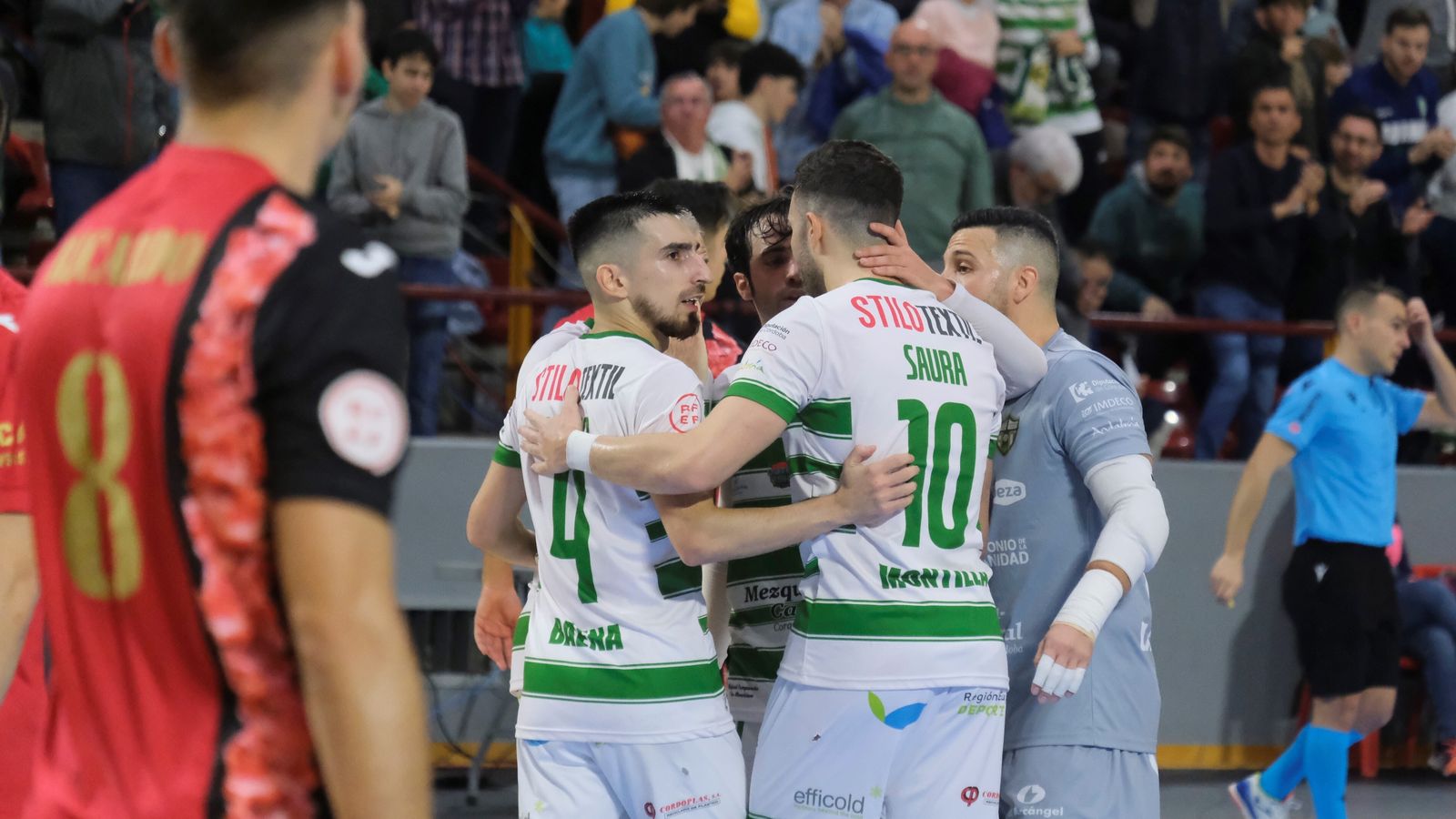 Los jugadores del Córdoba Patrimonio celebran uno de sus goles a ElPozo Murcia.