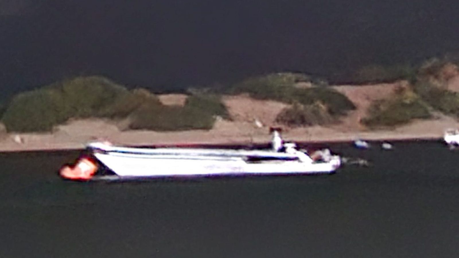 Una narcolancha averiada, detenida durante horas en plena noche en el caño de Sancti Petri, esperando la llegada de otra embarcación con un equipo mecánico para reparar el motor y continuar su camino.