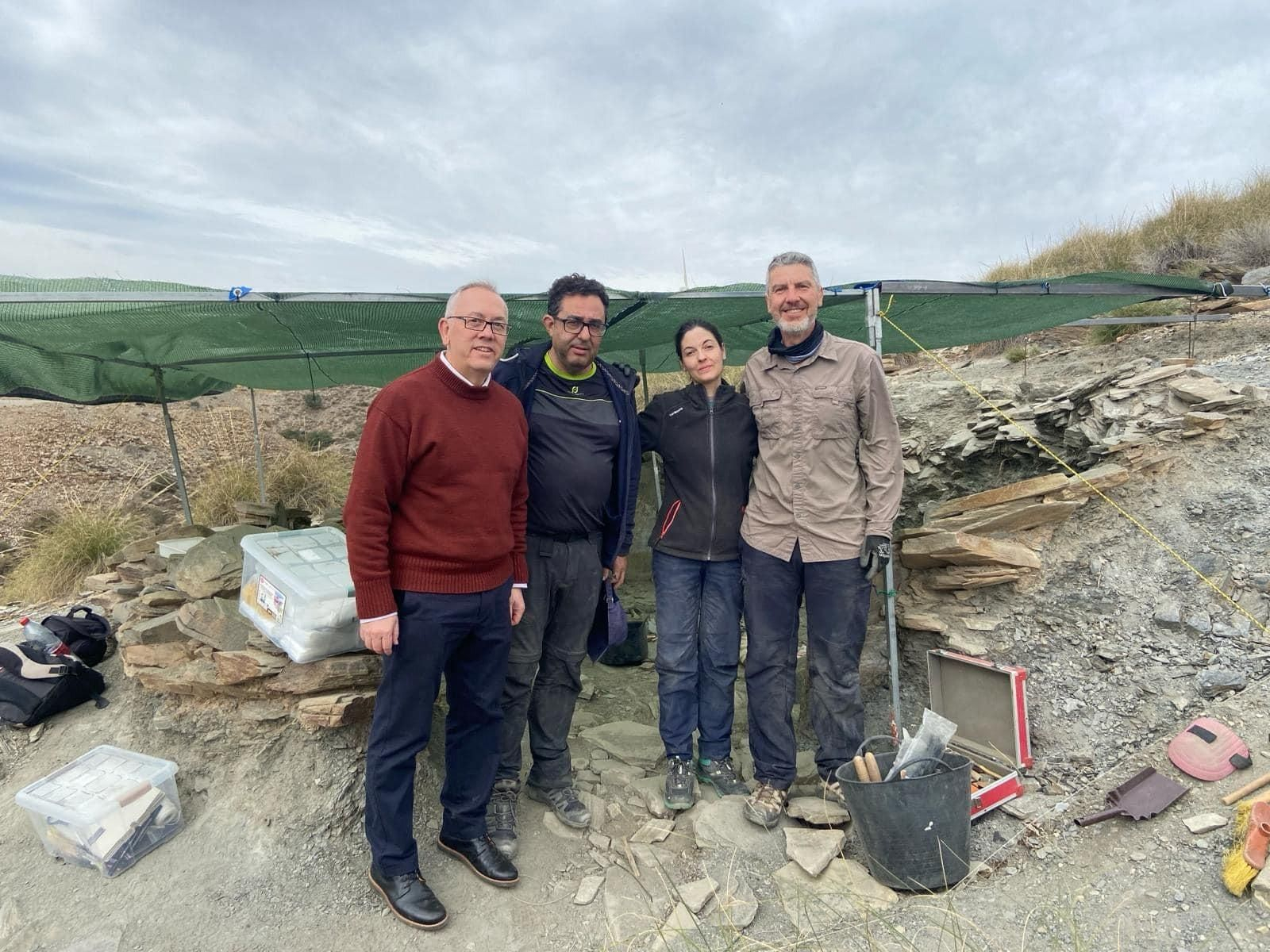 El alcalde de Abla durante su visita a los trabajos arqueológicos en el yacimiento de Los Milanes