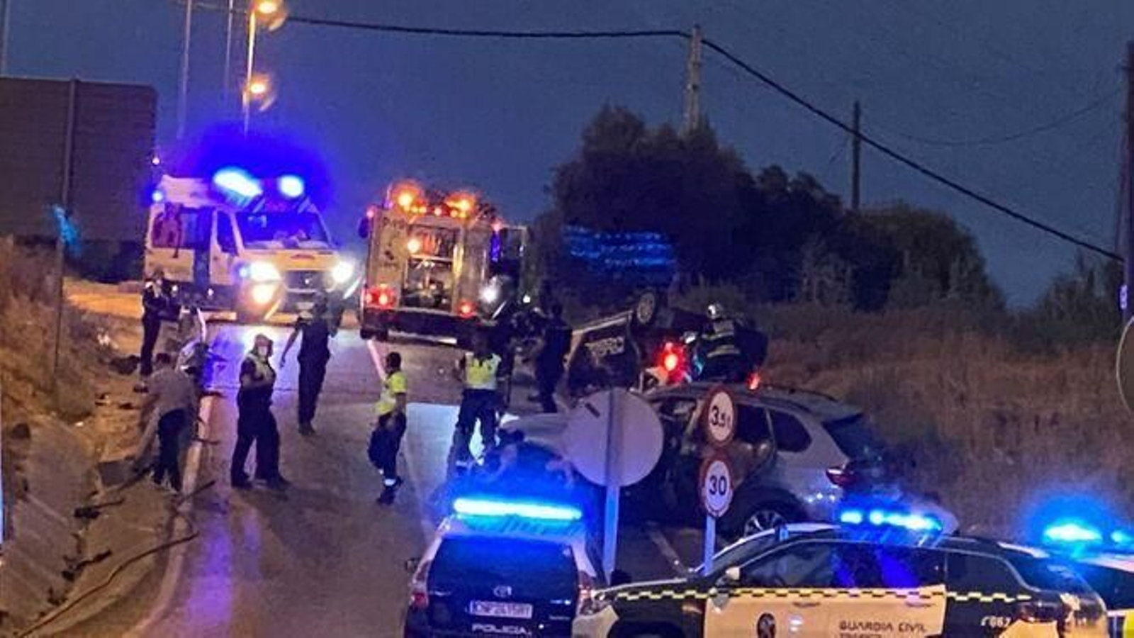 Agentes de la Policía Nacional y la Guardia Civil, en el lugar donde fue embestida la patrulla policial en Algeciras..