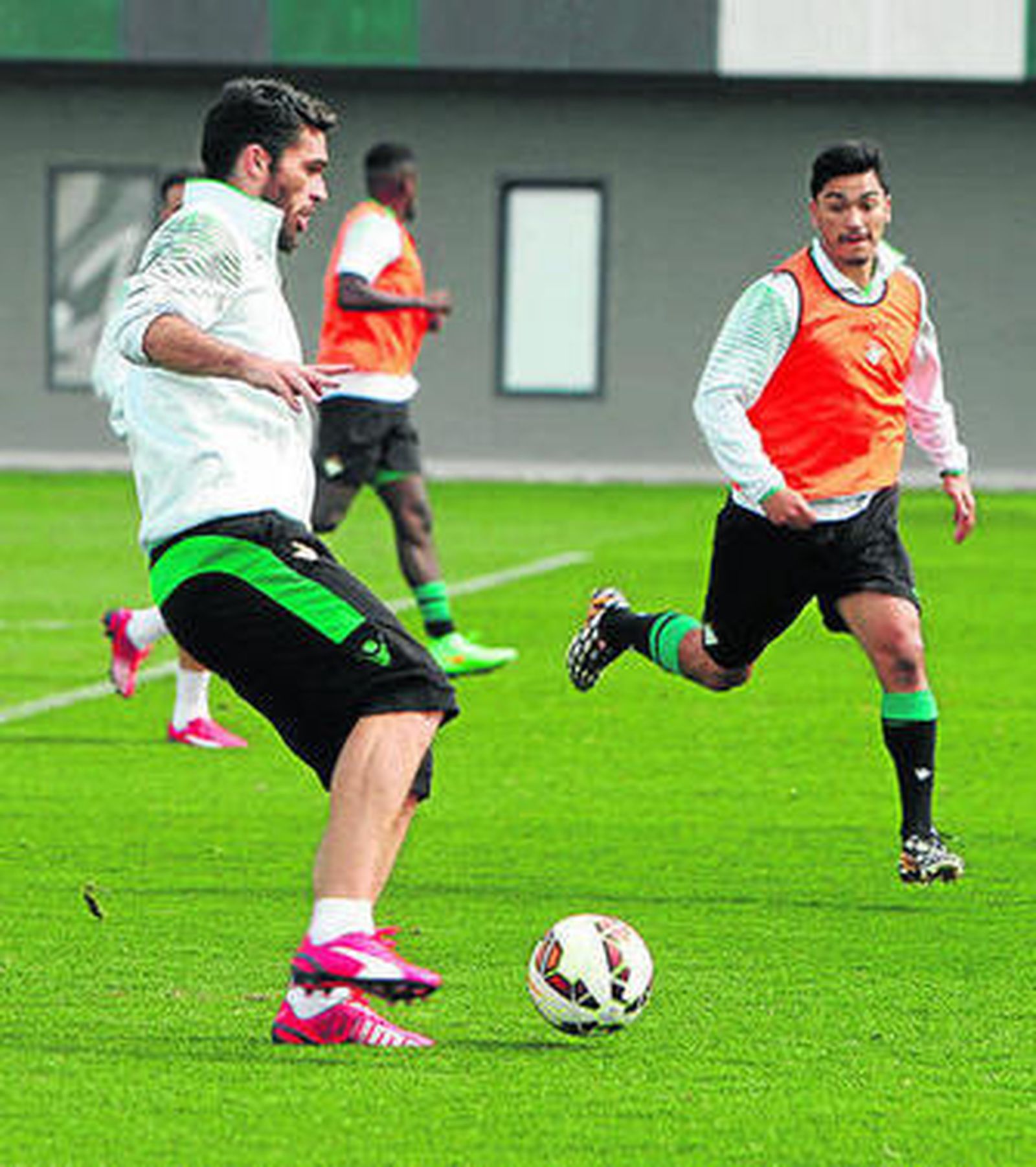 Jorge Molina controla el esférico presionado por Lolo Reyes.