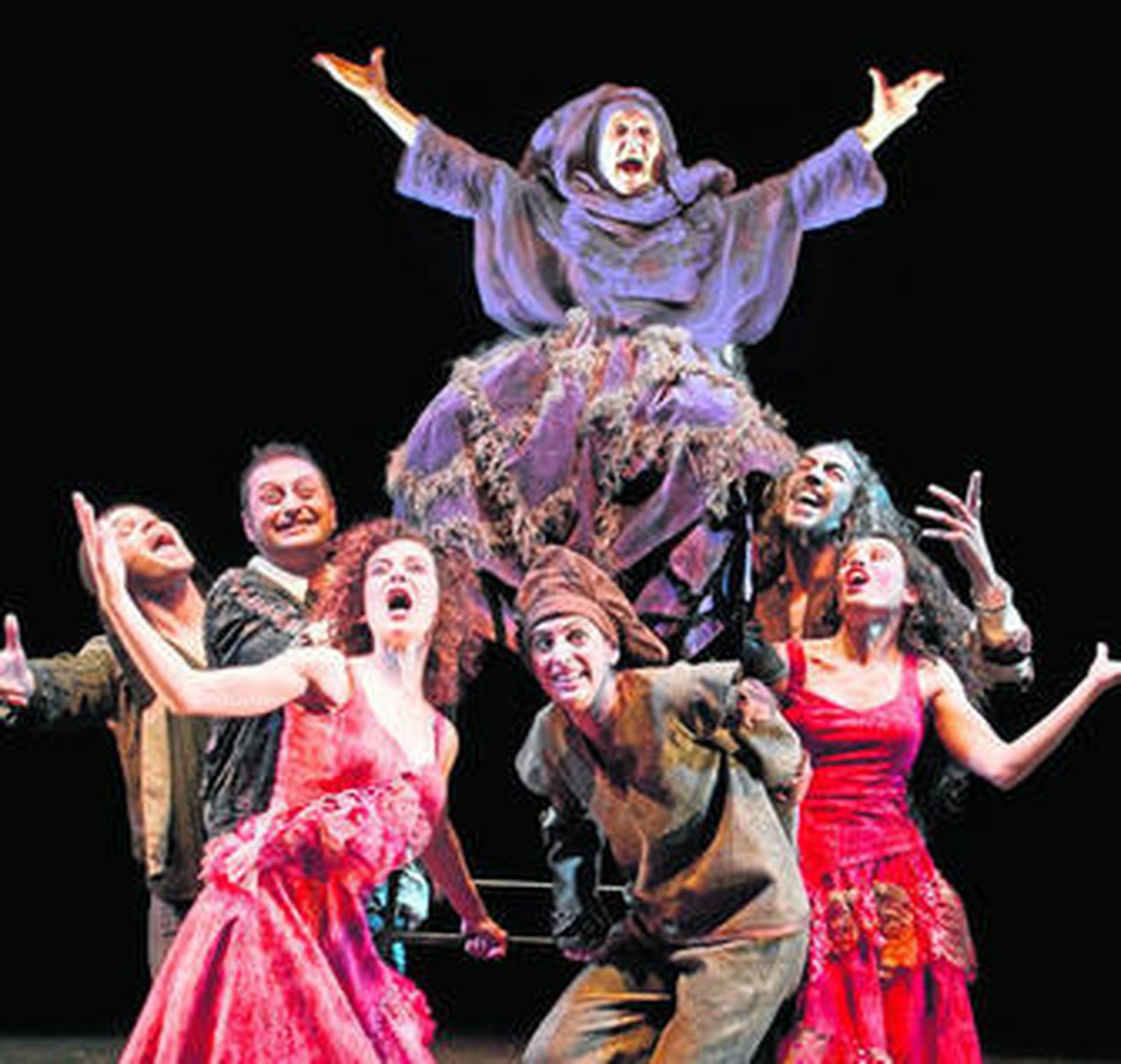 1. La compañía de teatro Atalaya representa 'Celestina, la tragicomedia'. 2. Una de las obras incluidas en la exposición 'Huelva, la luz dentro del tiempo'. 3. El dolmen de Soto, elemento clave de la exposición sobre la cultura megalítica que se abrió el pasado viernes.