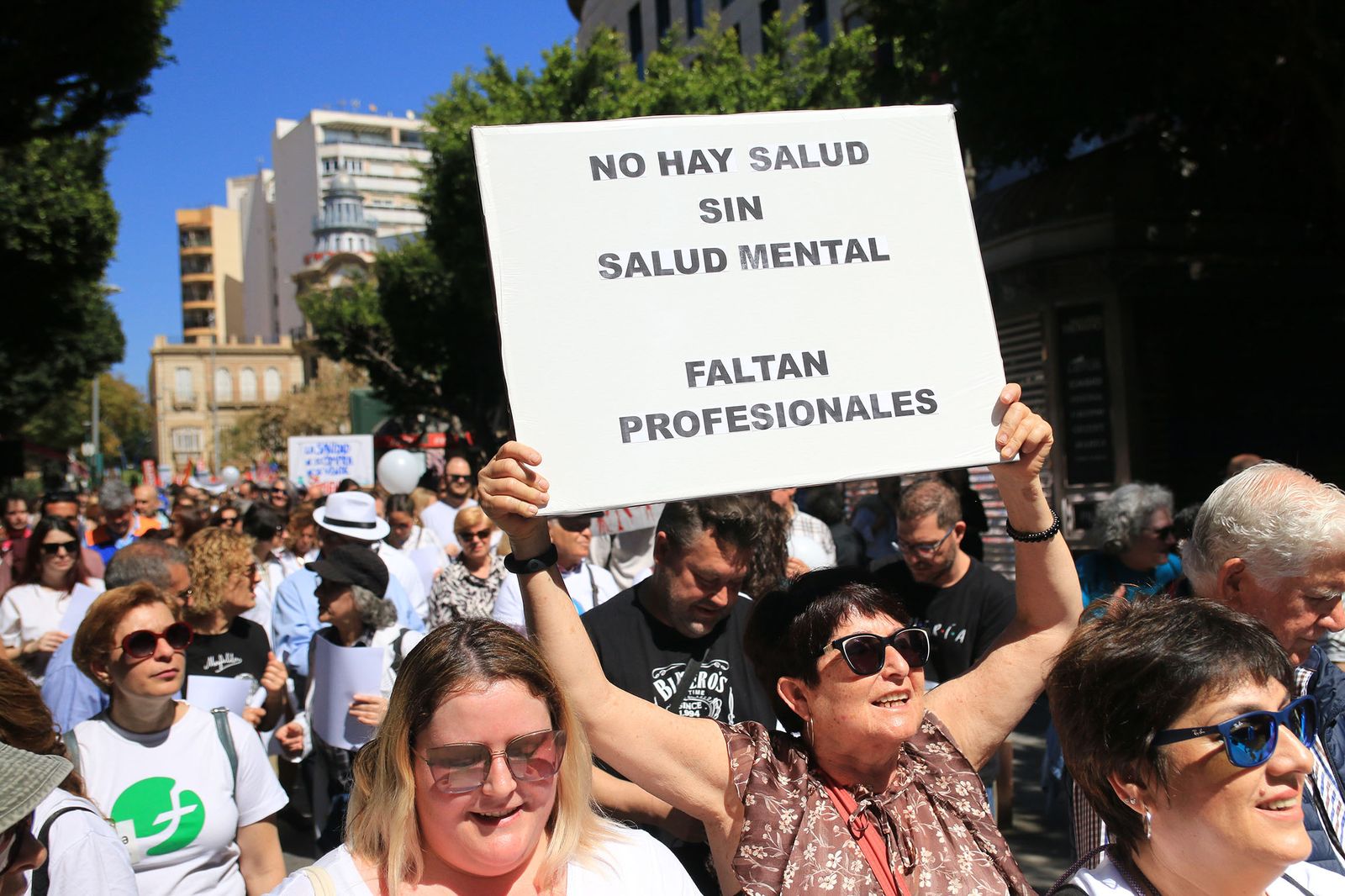 Los sanitarios de Almería se manifiestan contra la mala salud de la sanidad andaluza