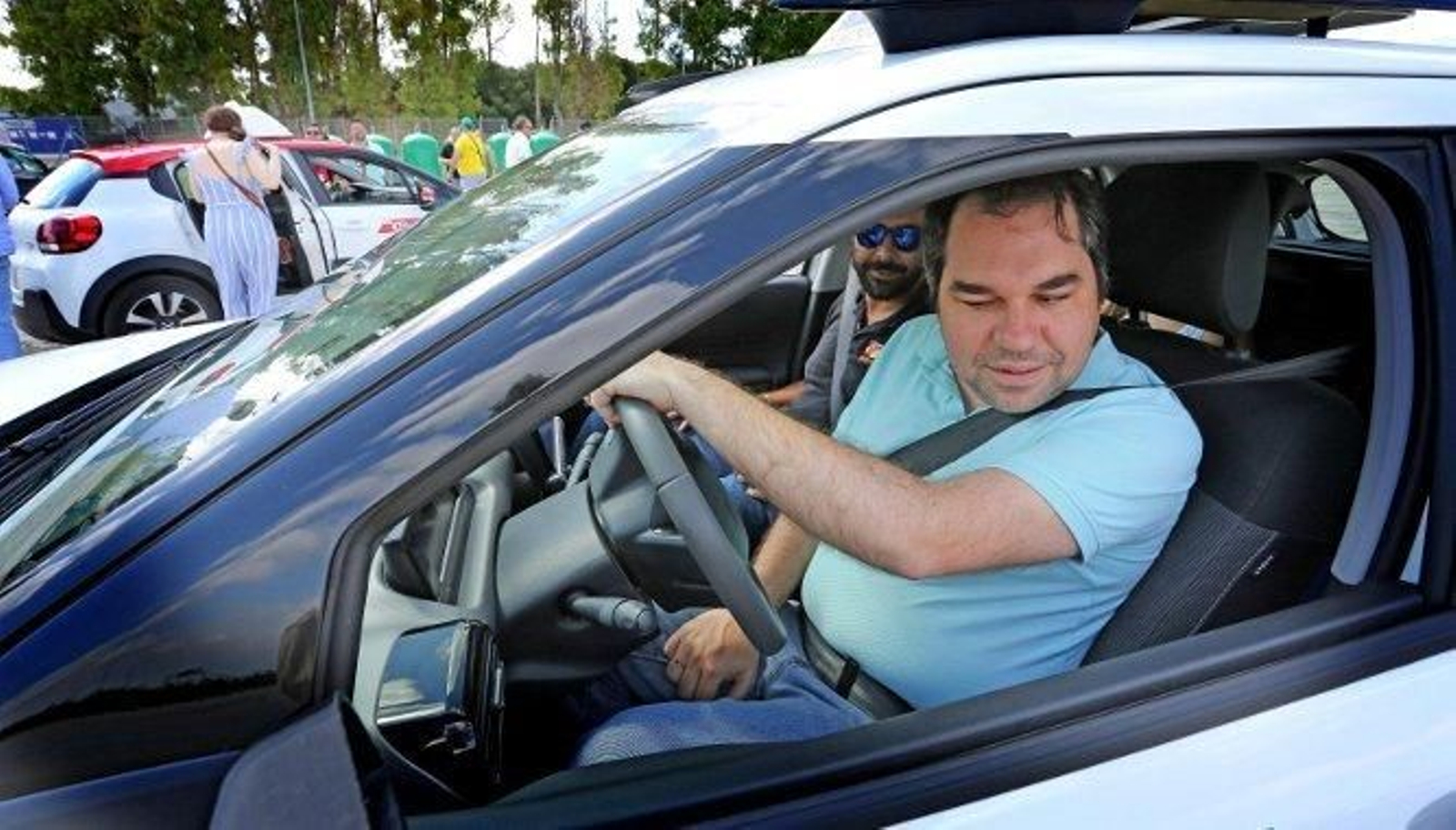 Un afiliado de la Once, ayer, al volante de un coche en la zona exterior del Circuito