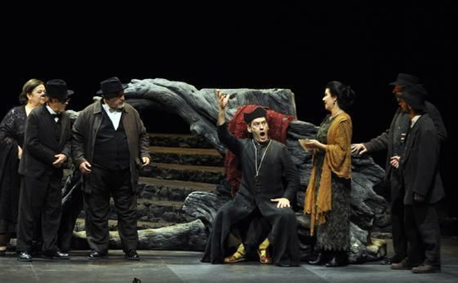 Imágenes del ensayo general de 'El gato montés' en el Teatro de la Maestranza. / Manuel Gómez