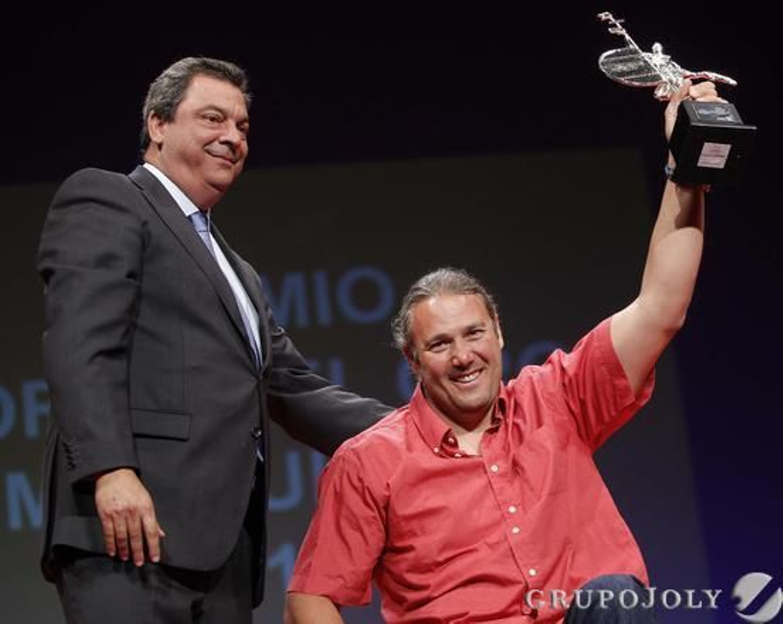 El campeón del mundo de paracanoa, Javier Reja, alza el Trofeo Torre del Oro.

Foto: Juan Carlos Muñoz