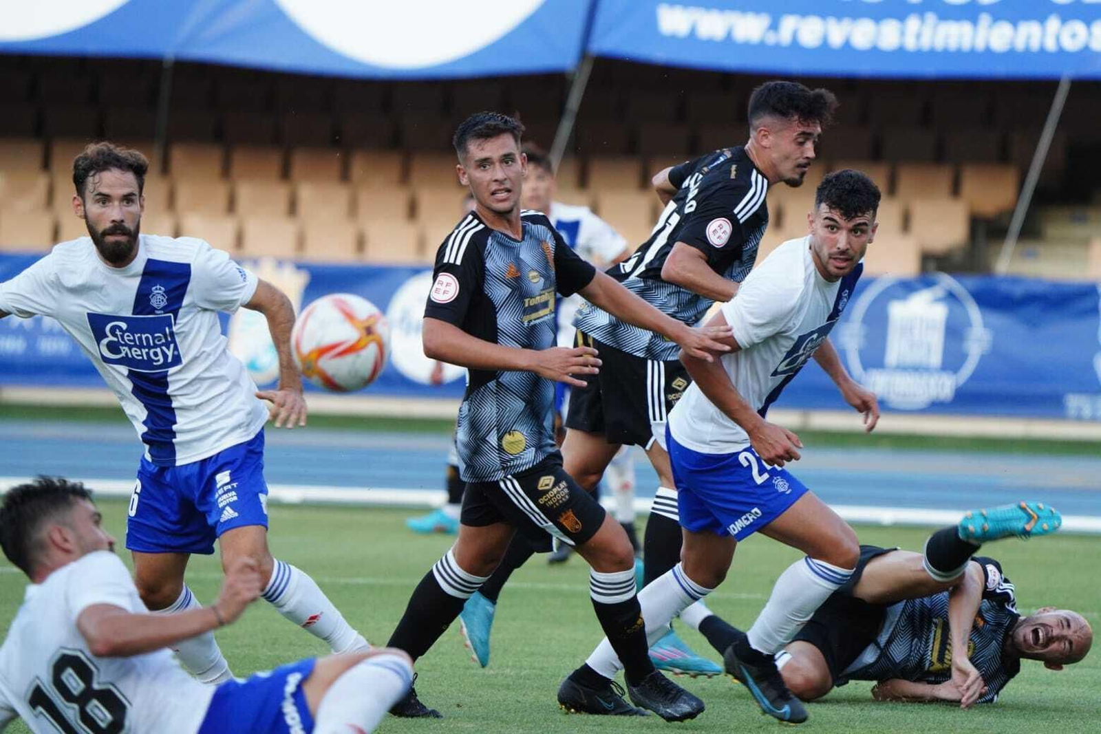 Un lance del encuentro; a la izquierda, Jordi Ortega en su debut como albiazul.