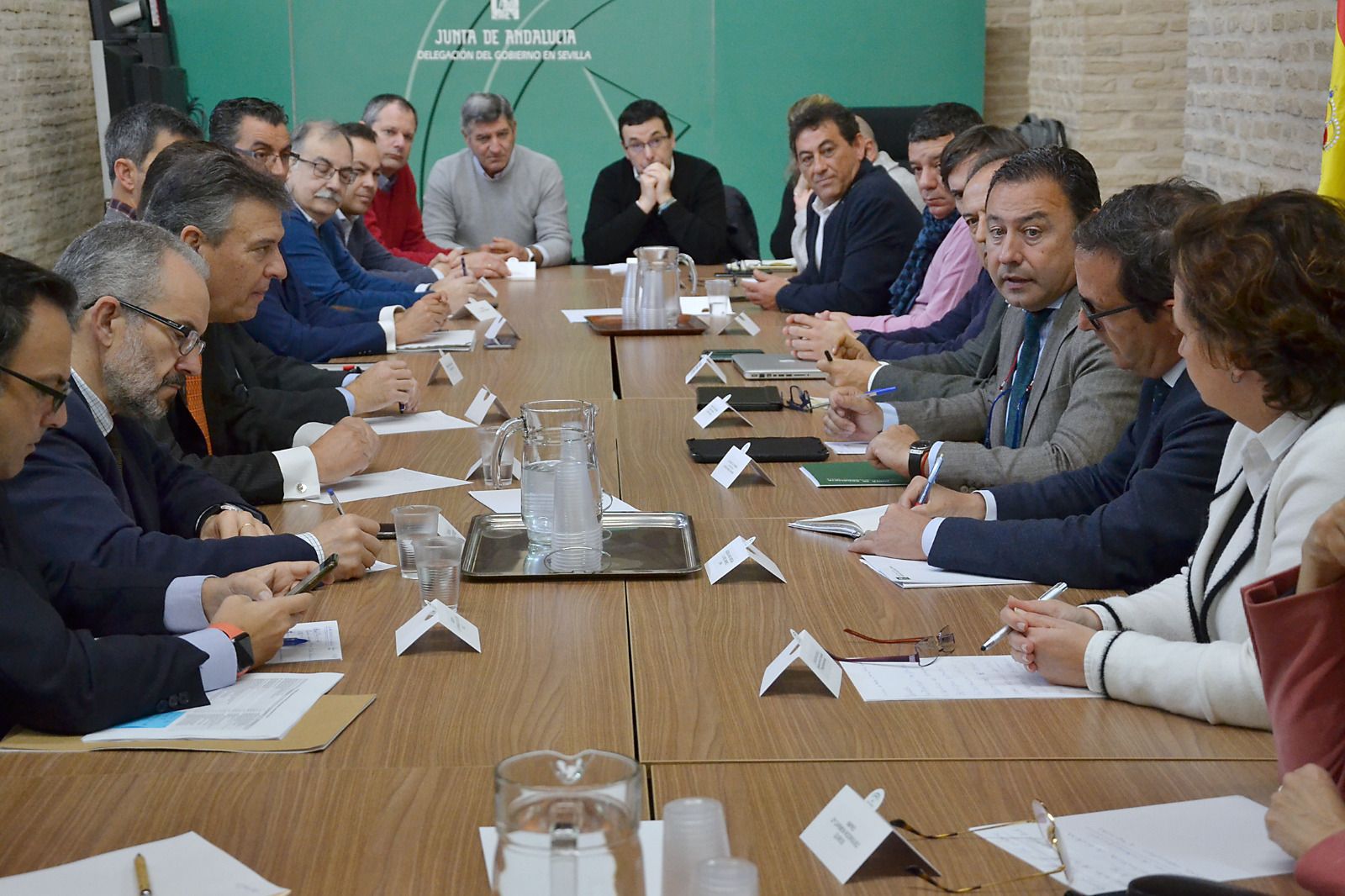 La reunión de alcaldes, responsables de las compañías  y las administraciones implicadas, este jueves.