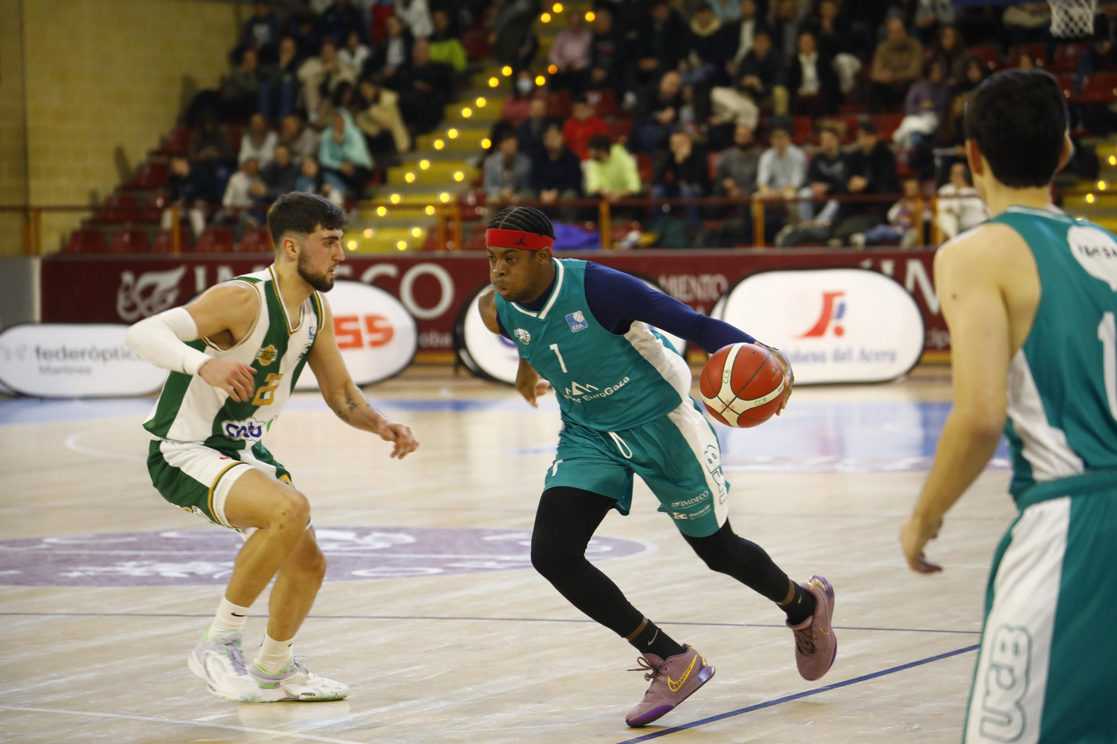 Las mejores fotos del ambiente en Vista Alegre para el derbi entre el Coto Córdoba y el UCB Camper Eurogaza