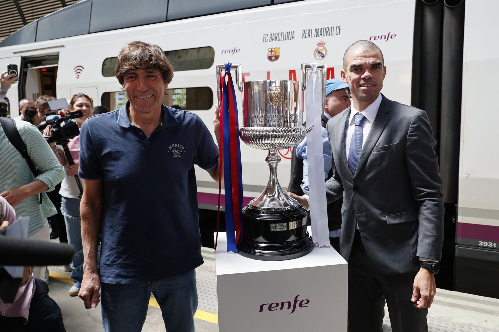 Las imágenes de la llegada de la Copa del Rey a Sevilla