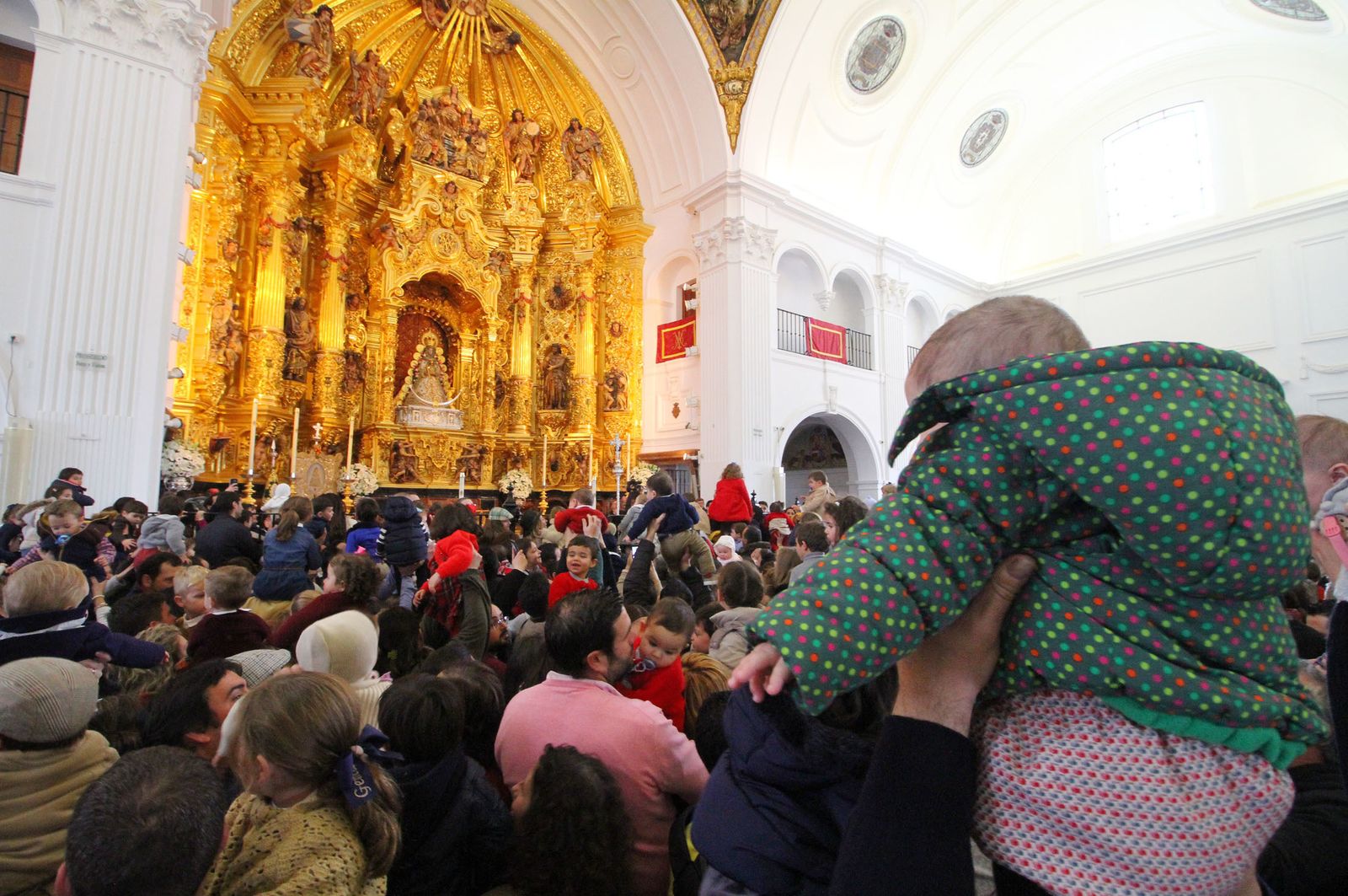 El Rocío celebra La Candelaria con la presentación de los niños a la Virgen, en imágenes