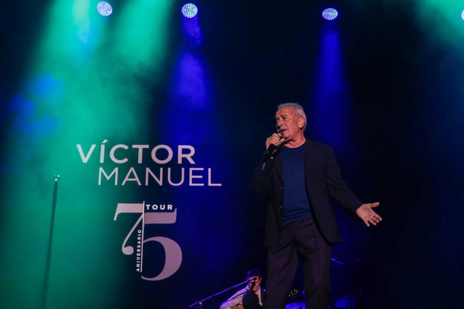 Víctor Manuel durante su recital en el escenario chiclanero