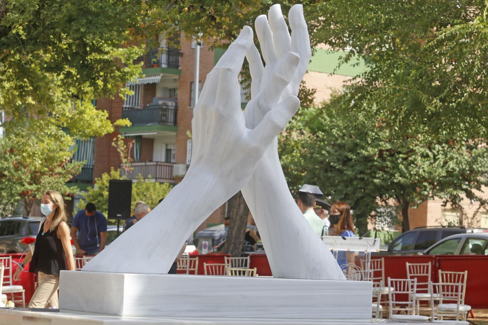 La escultura en honor a los sanitarios en Córdoba, en fotos