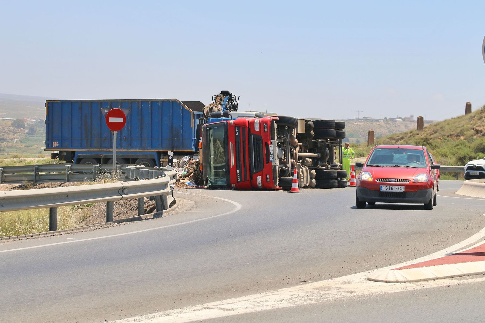 Vuelca un camión en la rotonda de la fábrica de Briseis