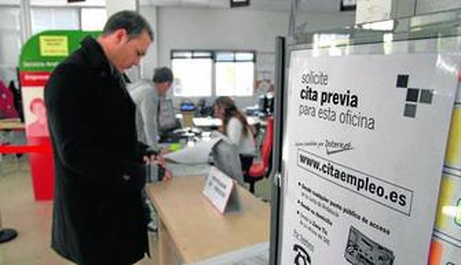 Varias personas en una oficina del Servicio Andaluz de Empleo.