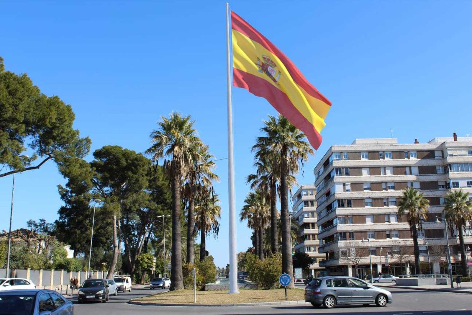 Montaje realizado por el PP con la bandera de España junto a la plaza del Caballo.