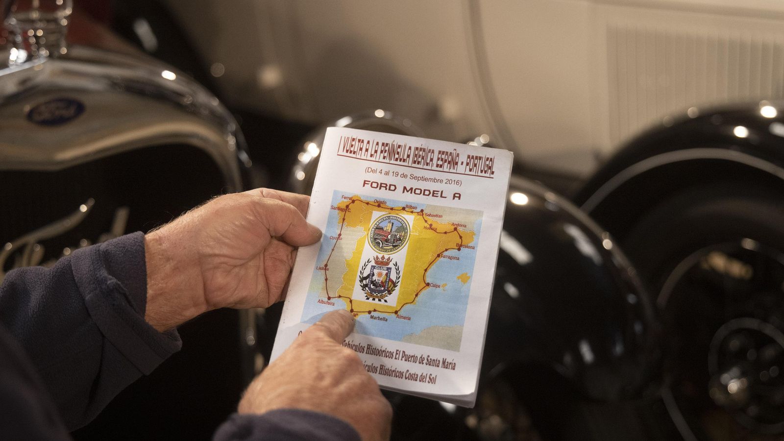 Un libreto de una vuelta a España y Portugal con coches clásicos.