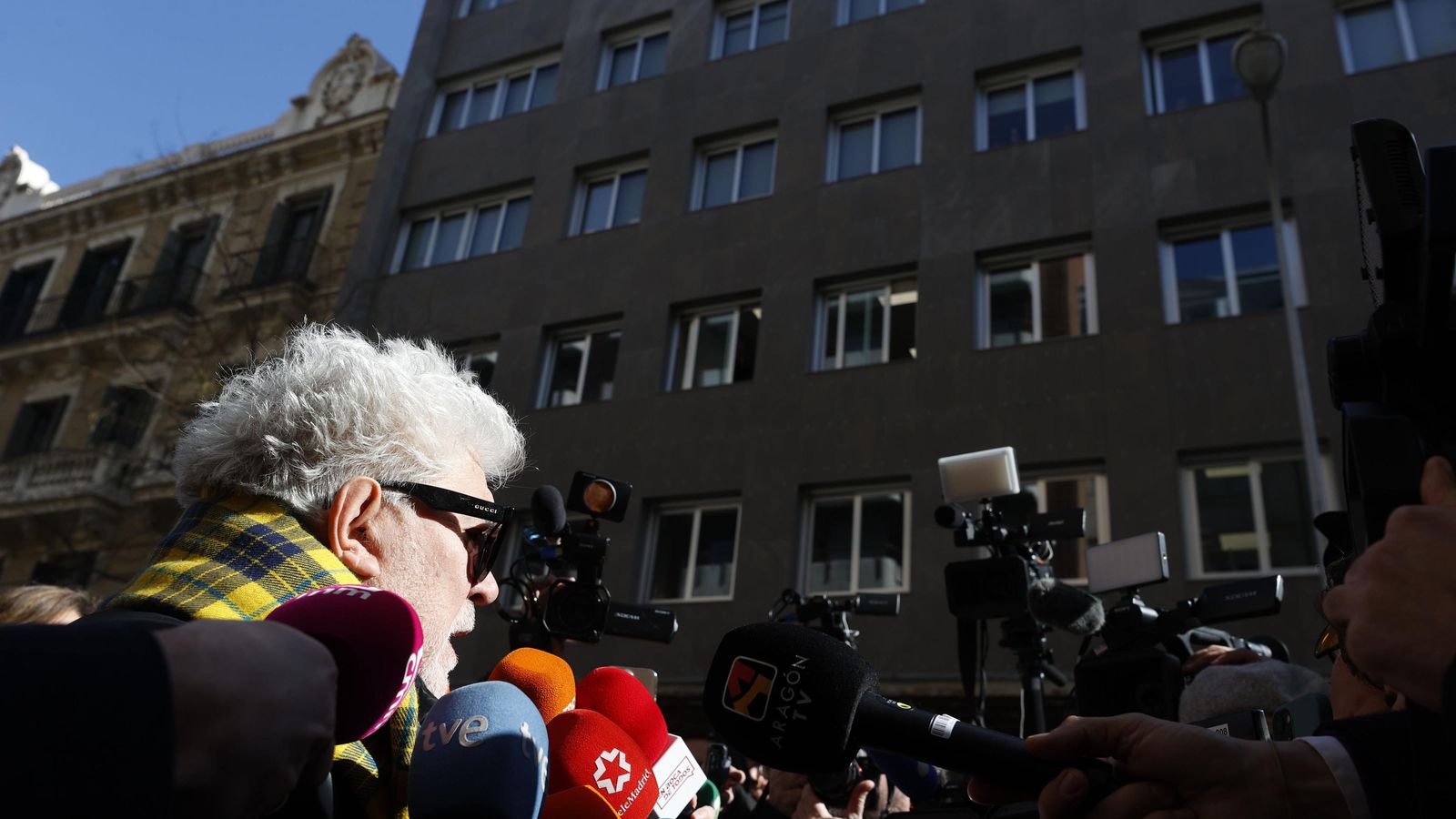 Pedro Almodóvar, a su llegada a la capilla ardiente.