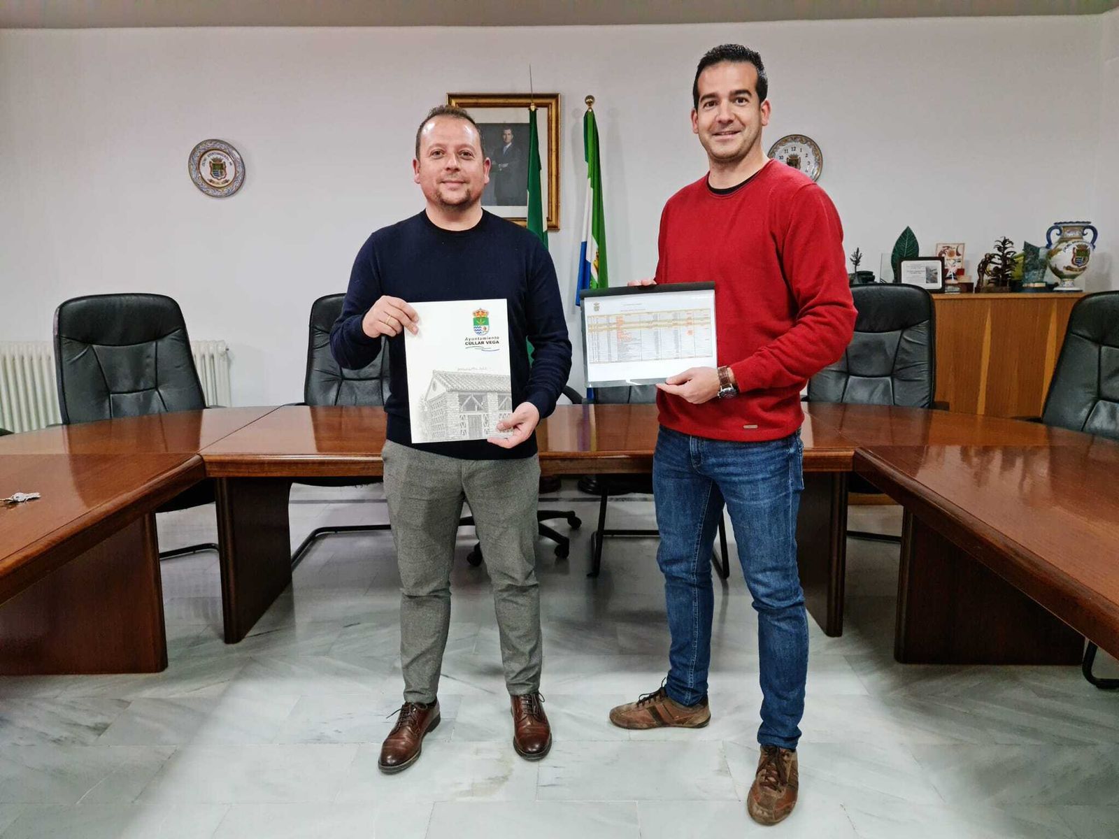 El alcalde y el concejal de Hacienda presentan los presupuestos municipales de Cúllar Vega para 2022