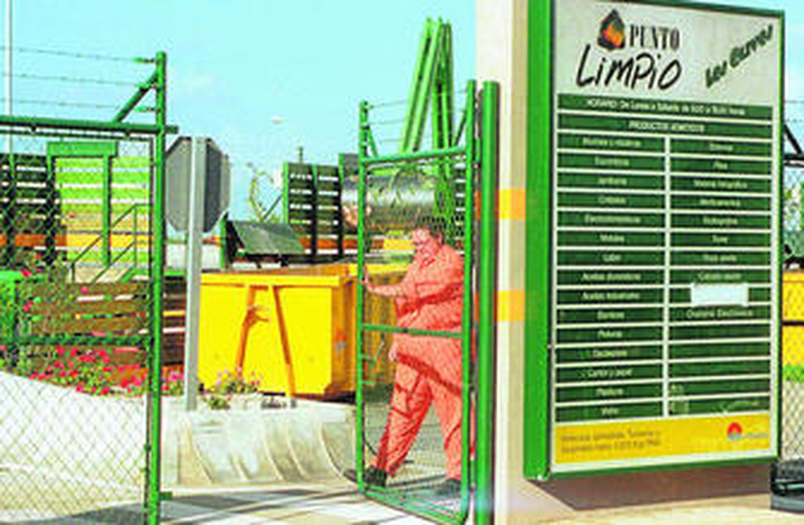 Los ecologistas denuncian que todos los puntos limpios no están tan bien montados como éste del municipio de Sevilla.