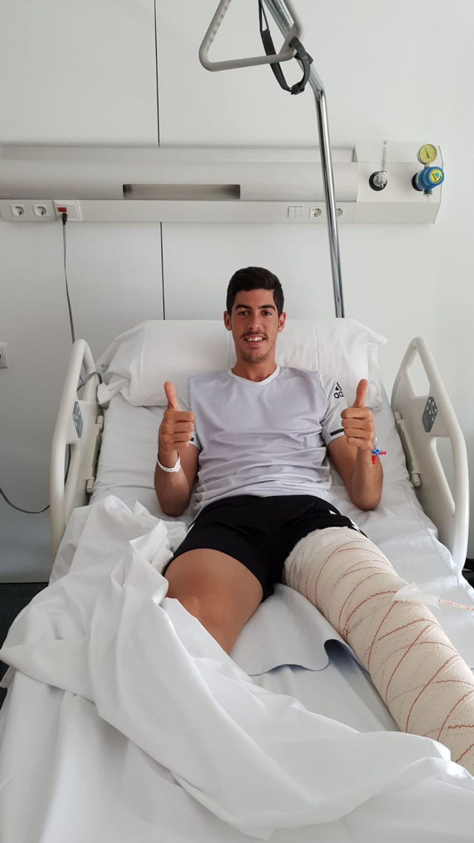 Carlos Fernández posa tras ser operado.