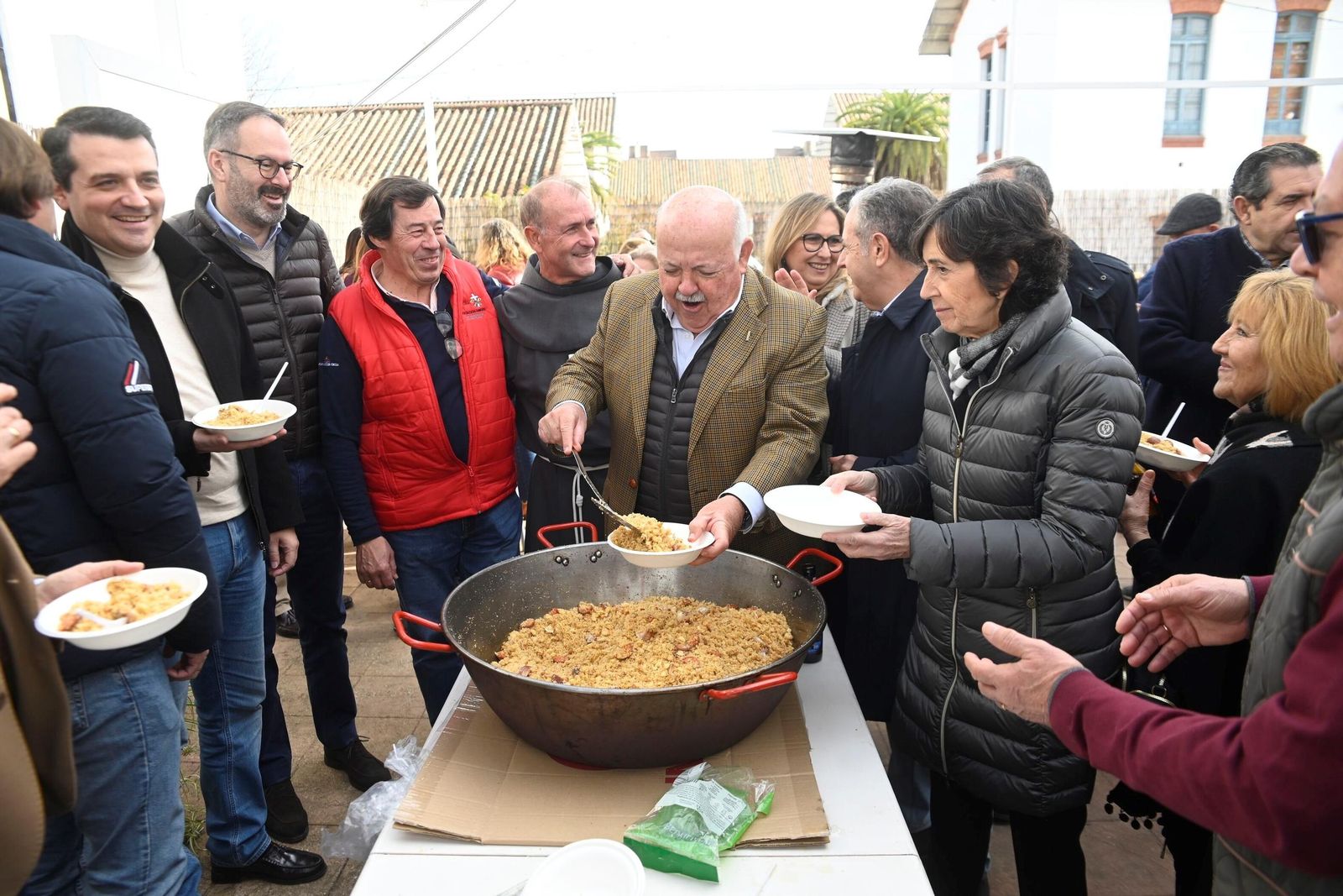 Las migas de la Cruz Blanca, en imágenes