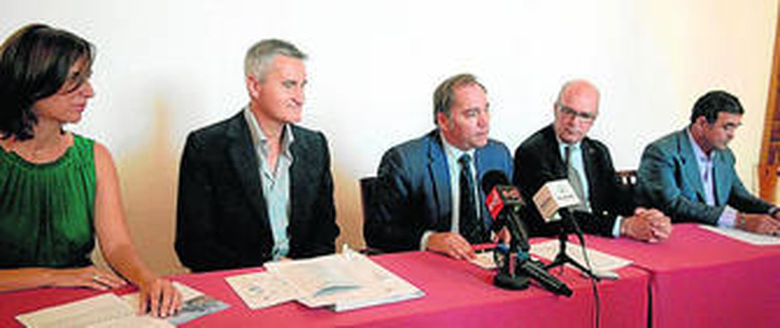 Los doctores Vico y Pantoja, junto a la directora gerente del hospital, el edil de Turismo y el director del hotel Monasterio de San Miguel.