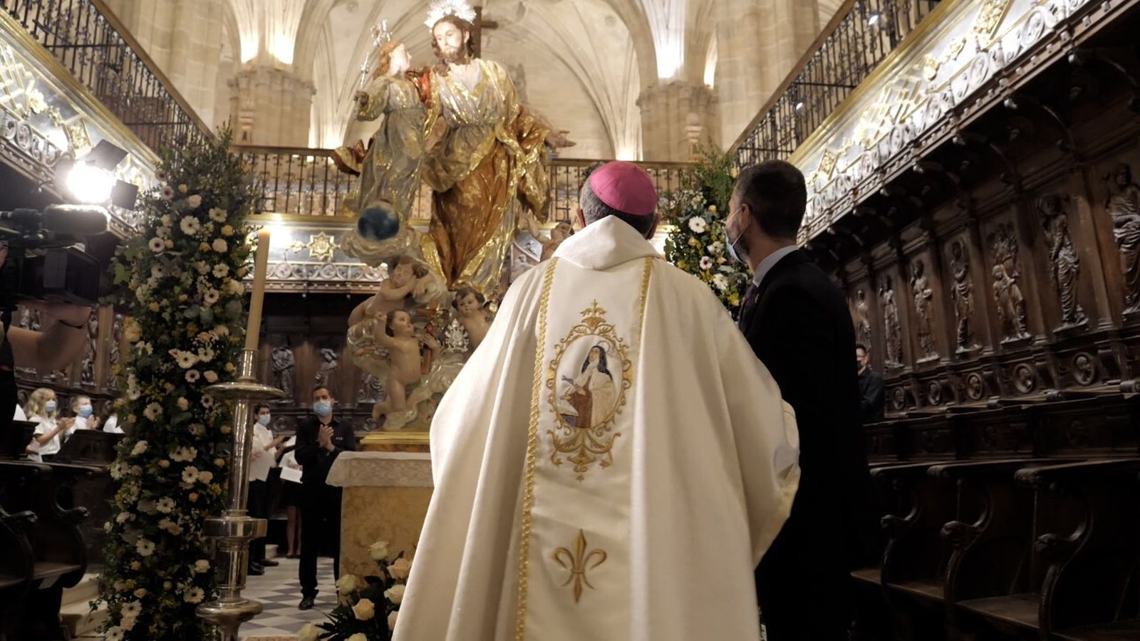 El alcalde y el obispo junto a la talla de San José.