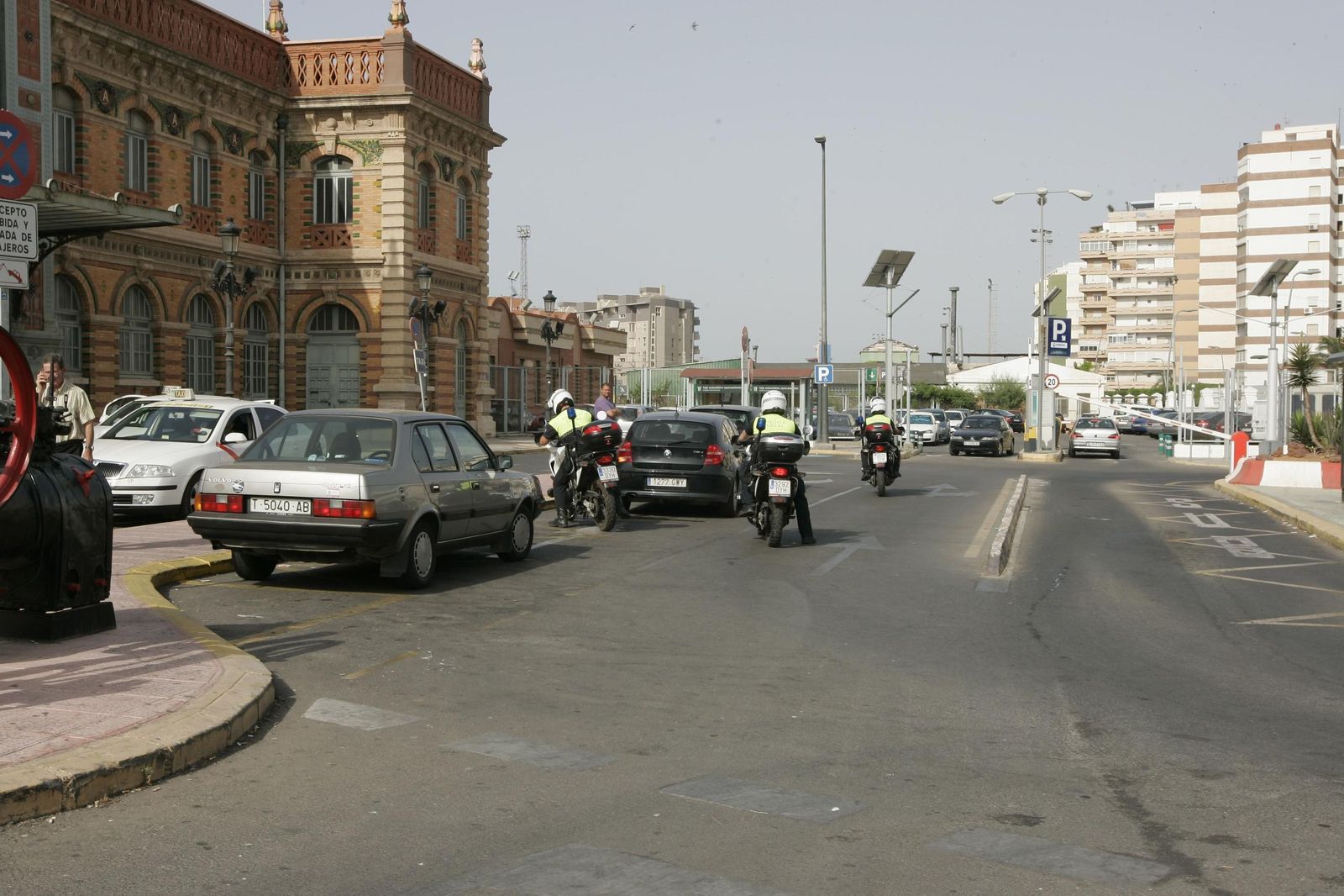 Agentes de la Policía Local de Almería durante una inspección de control rutinaria en la Estación Intermodal.