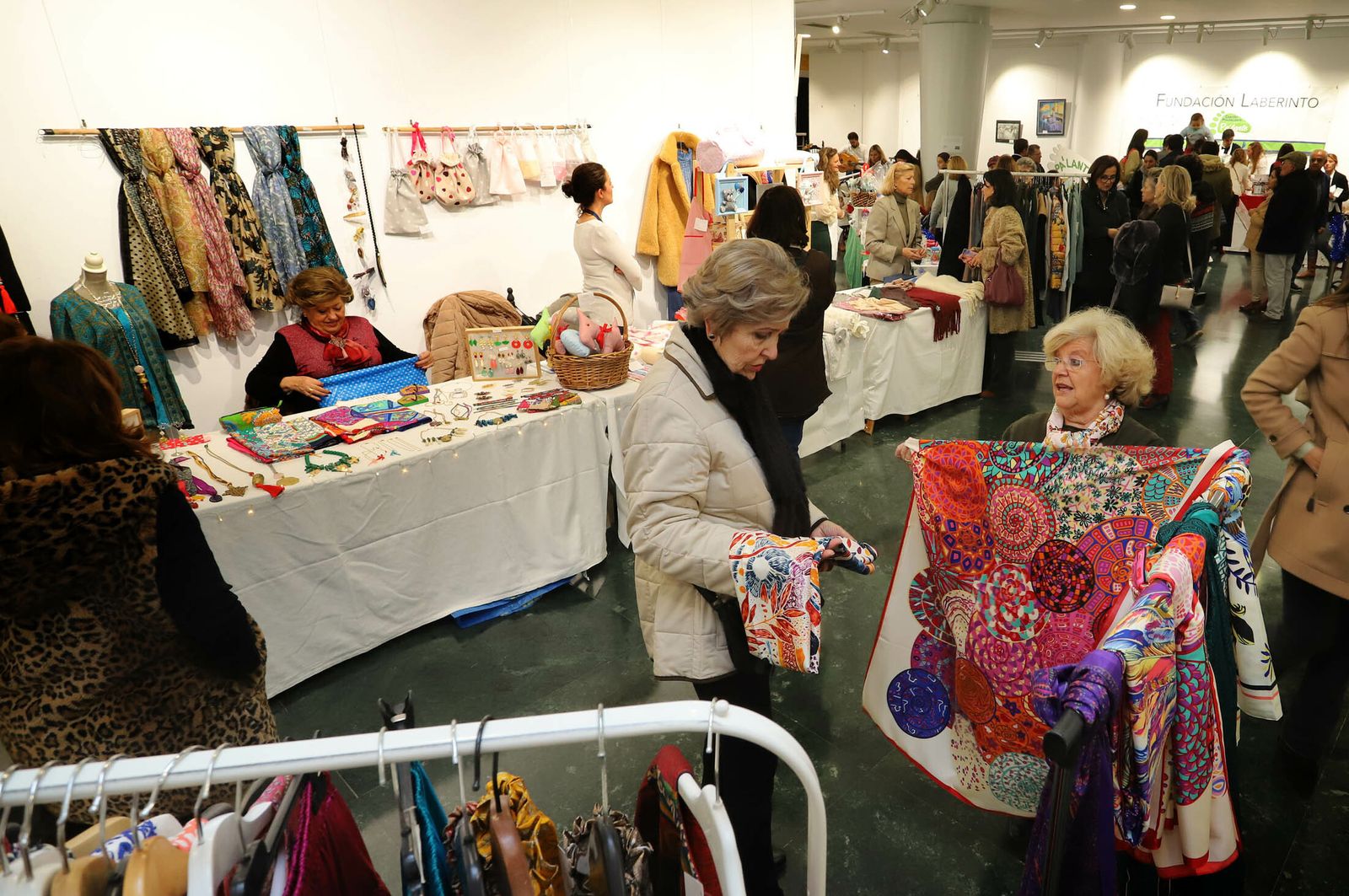 Imágenes del mercadillo navideño en Caja Rural del Sur