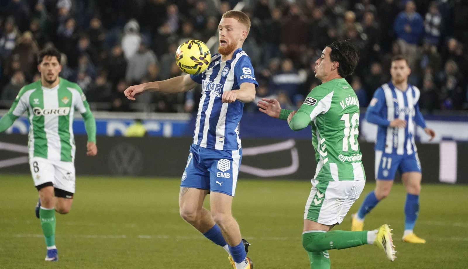 Valentín Gómez no puede evitar que Carlos Vicente controle el balón con el pecho.