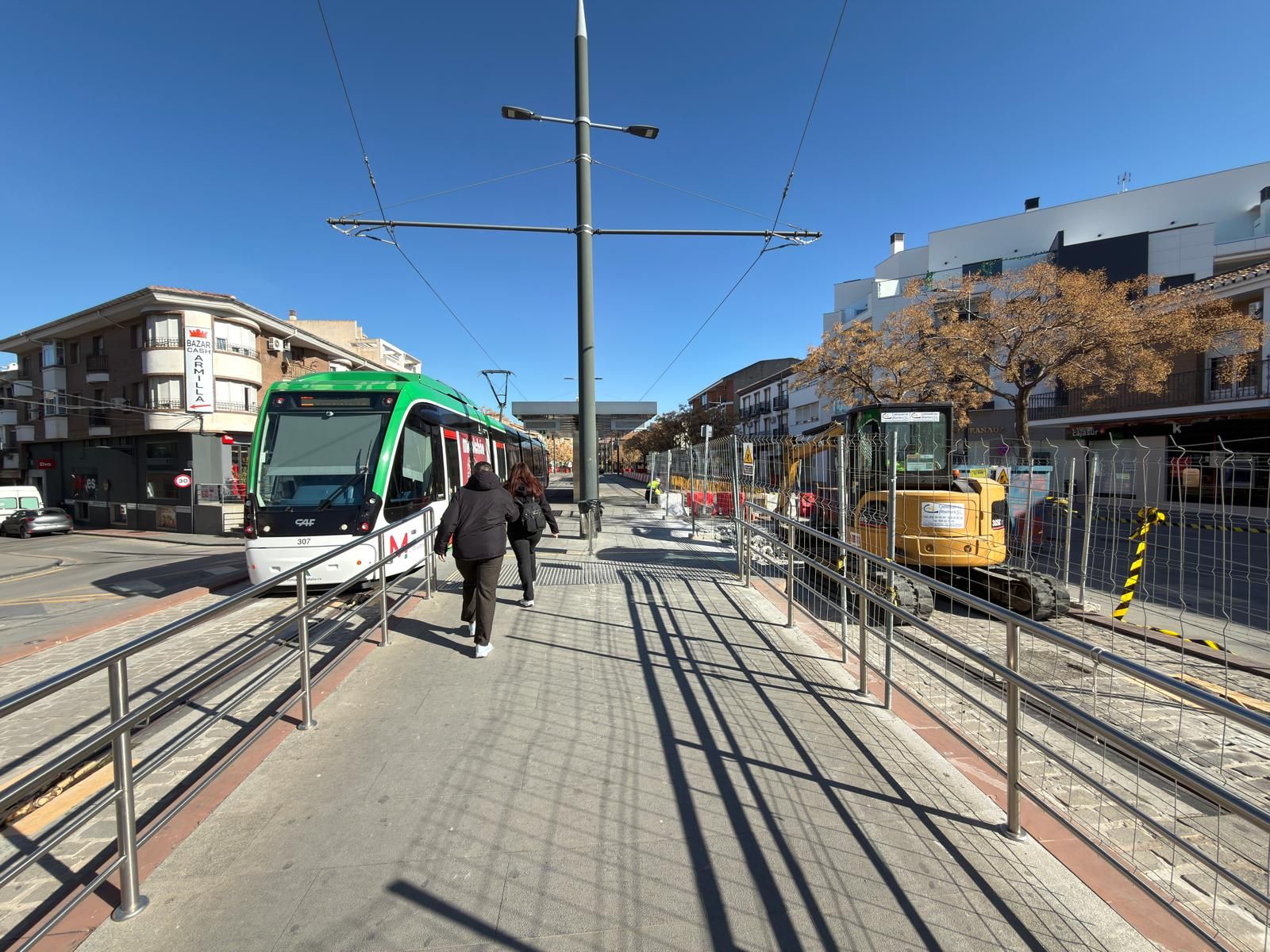 Una máquina picadora en el andén de la parada del Metro en Armilla