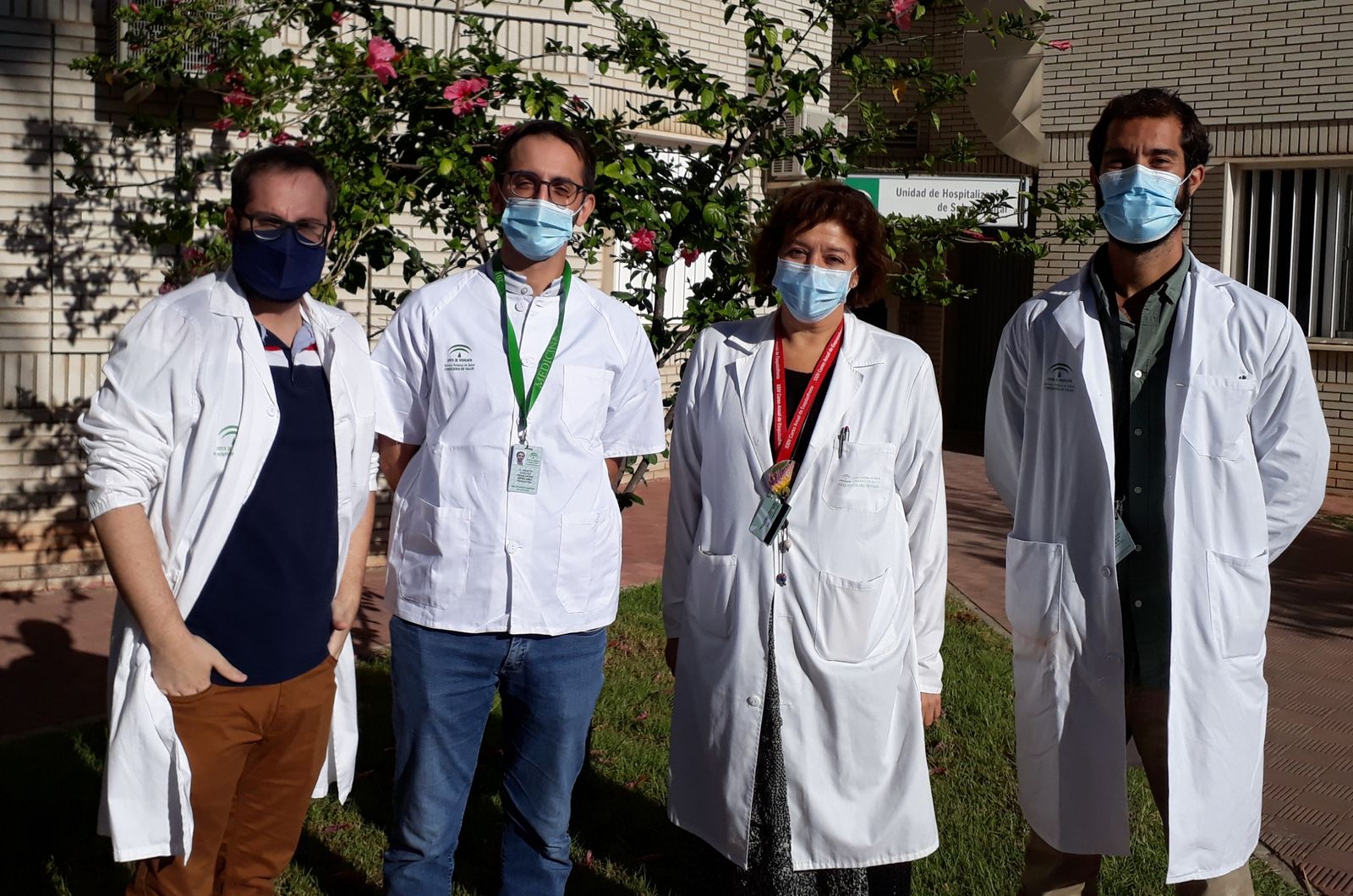 La jefa de servicio de Salud Mental del Hospital Universitario de Valme de Sevilla, Matilde Blanco, junto a los tres psiquiatras que han desarrollado la investigación premiada: a la izquierda Emilio José López, Agustín Sánchez y a la derecha Antonio Guzmán.