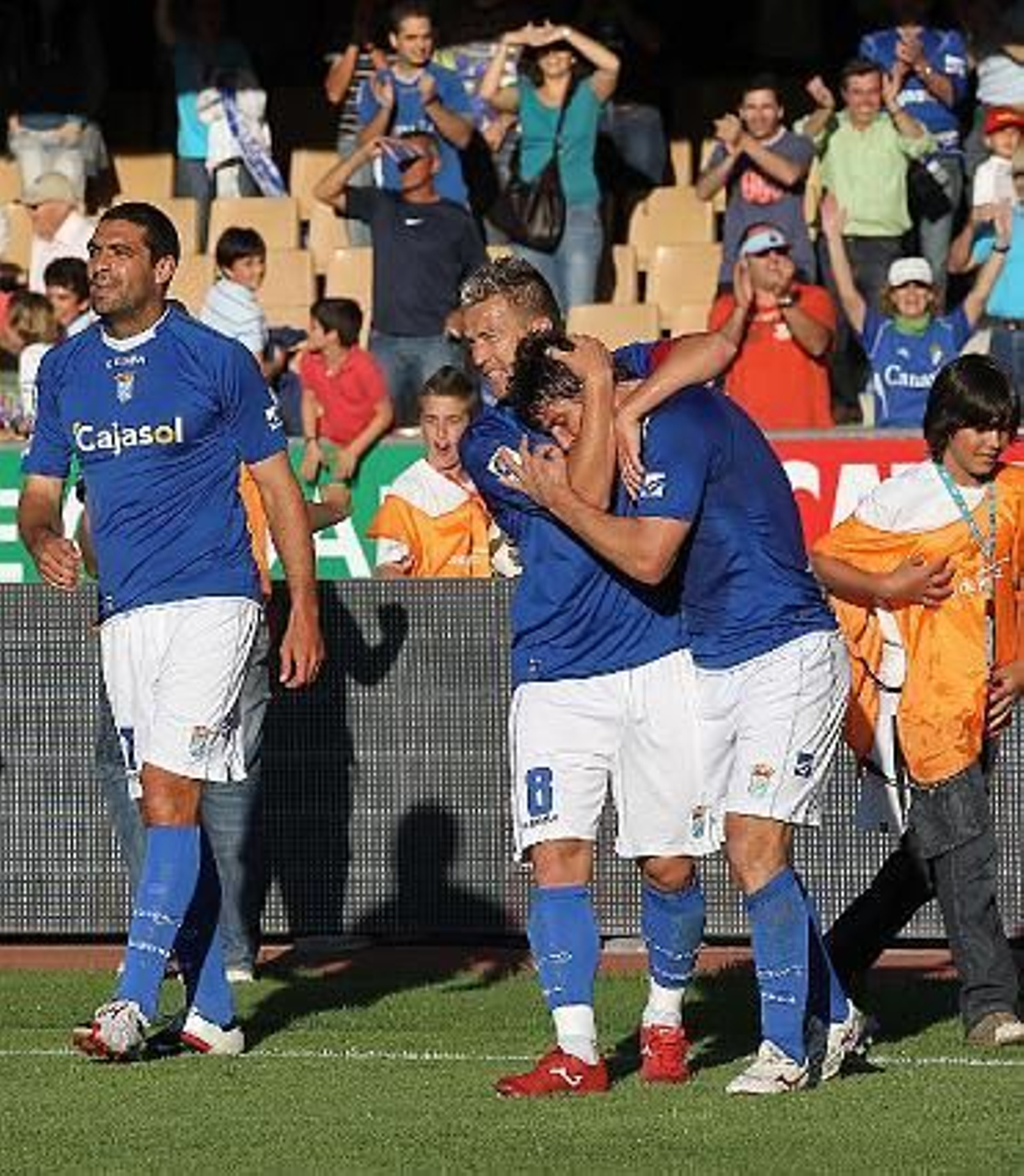 Antoñito felicita al delantero azulino, que suma 12 tantos en la temporada. 

Foto: Miguel Angel Gonzalez