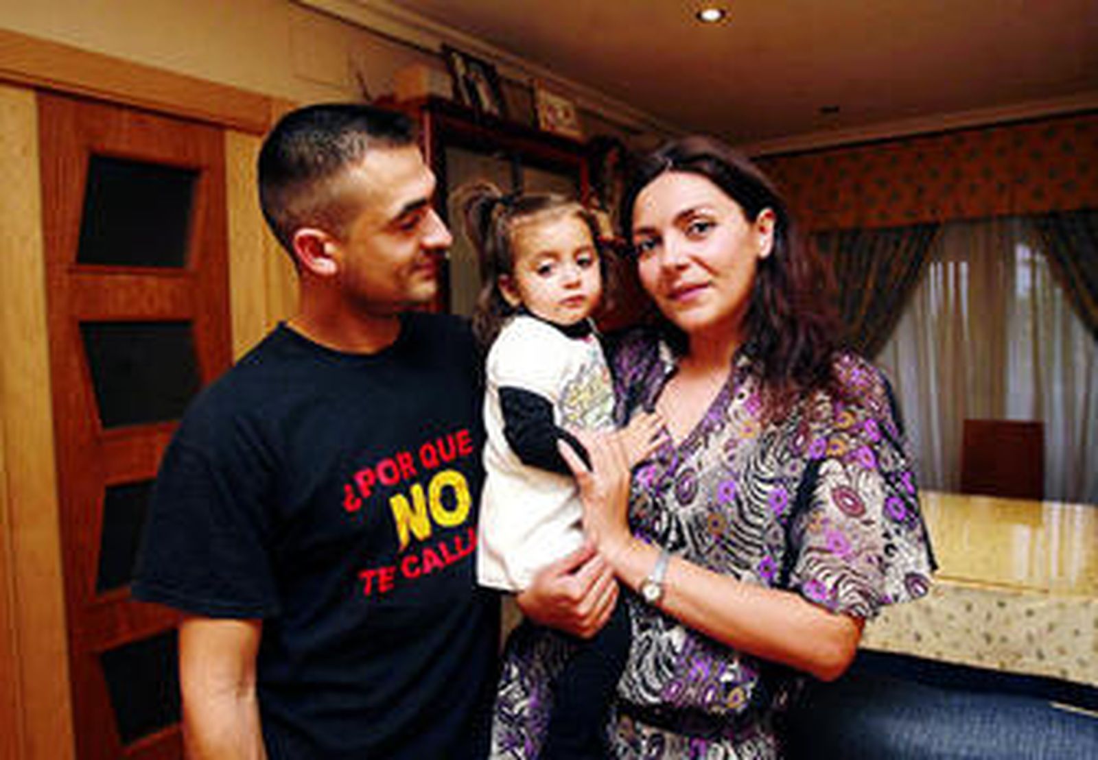 Miguel Ángel Velasco y Francisca Alcaide, junto a Lucia, en su vivienda del Campo de la Verdad.