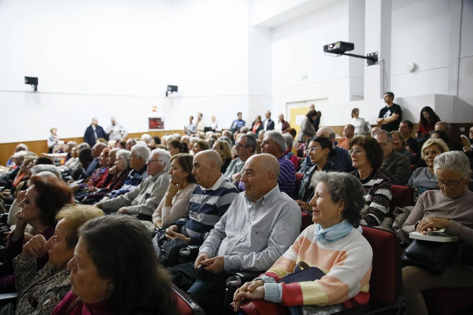 Las imágenes de la presentación del libro "Almería es poesía" en la biblioteca Villaespesa de la ciudad de Almería