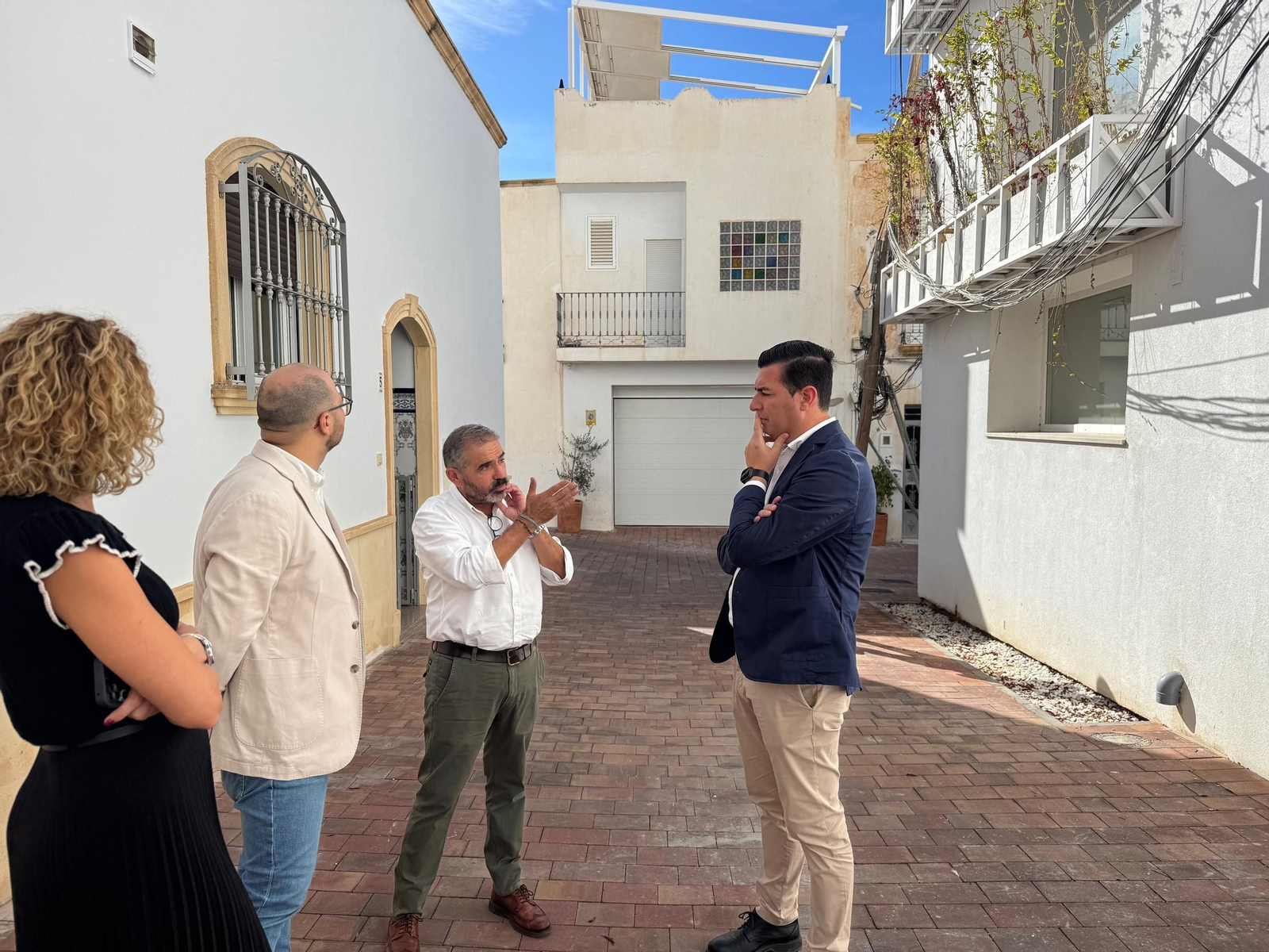 El alcalde José Francisco Garrido visita los trabajos en las calles nijareñas