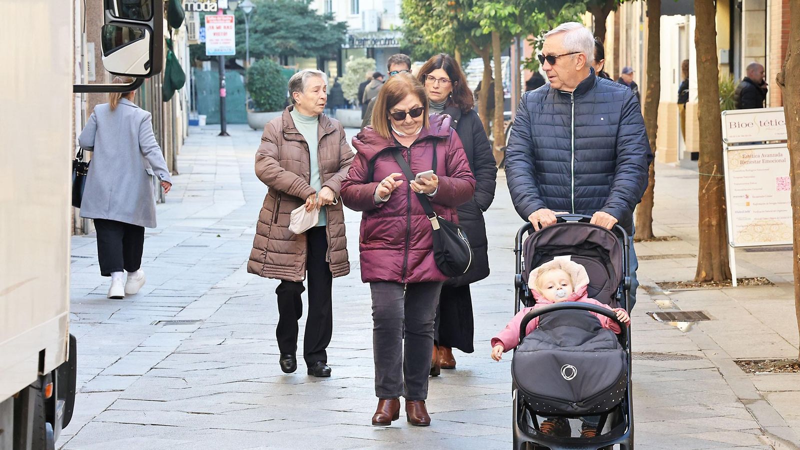 Personas pasean con abrigos por las calles del centro de Huelva. Personas pasean con abrigos por las calles del centro de Huelva.