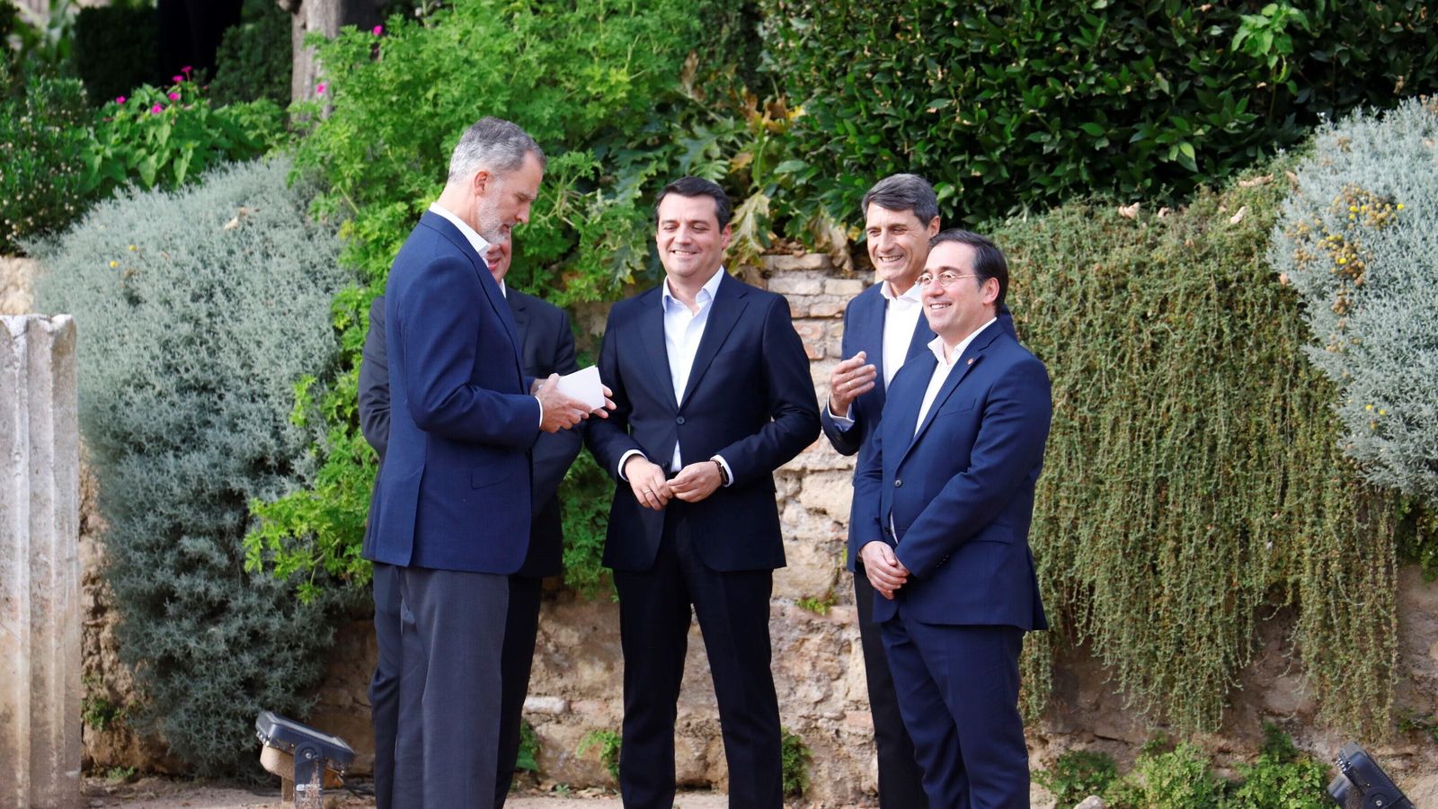 El Rey Felipe VI conversa con José María Bellido, Pedro Fernández y José Manuel Albares.