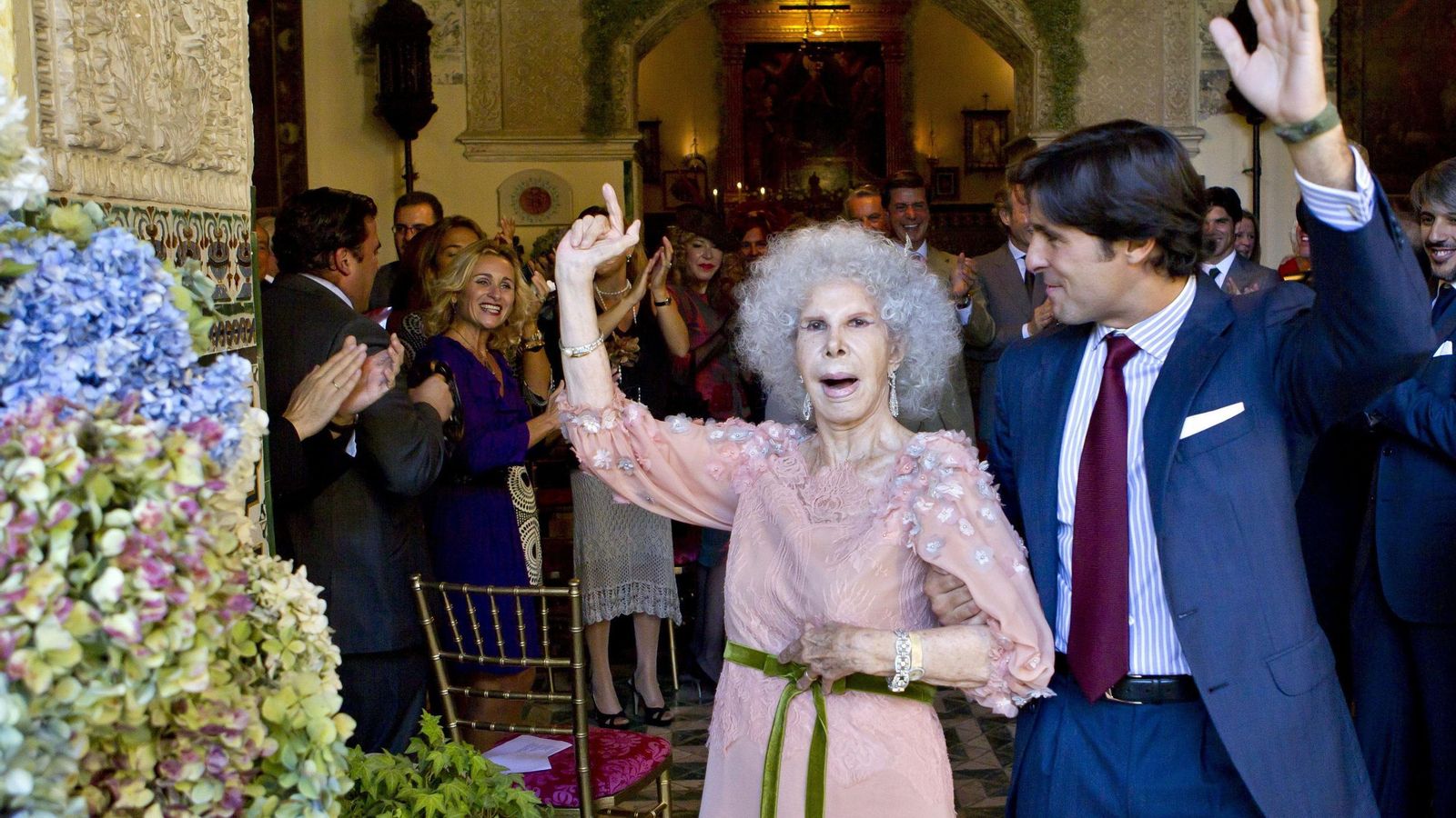 La duquesa de Alba baila junto a su ex yerno Fran Rivera