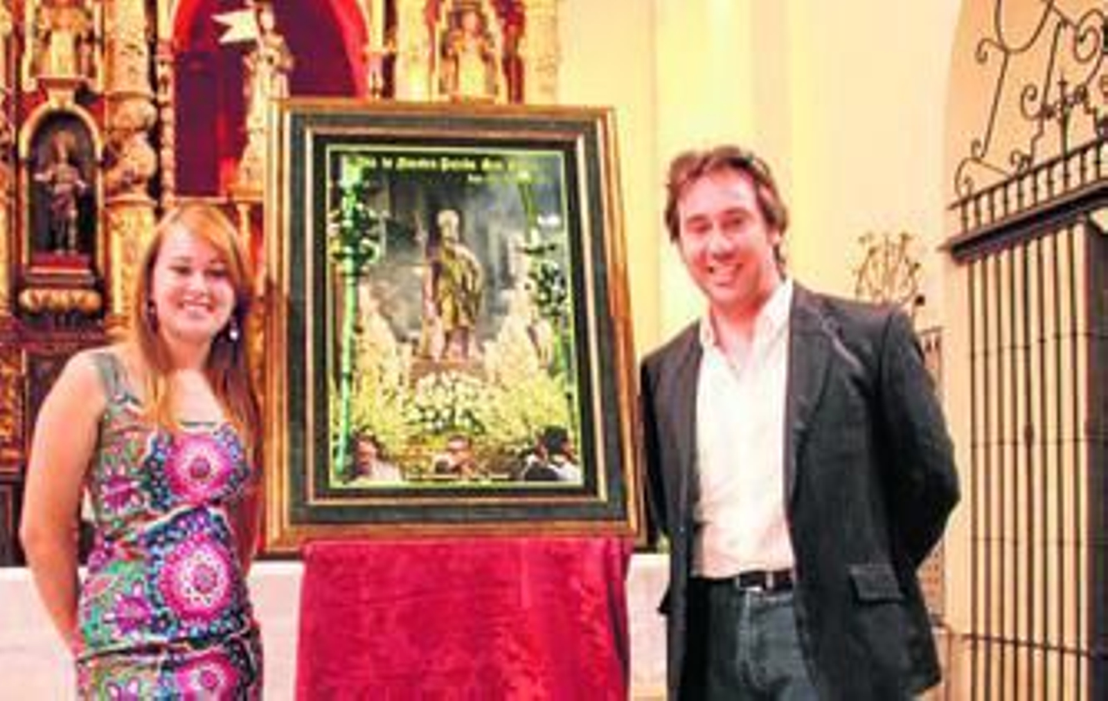 La fotógrafa Elena Vélez y David Díaz con el cartel.